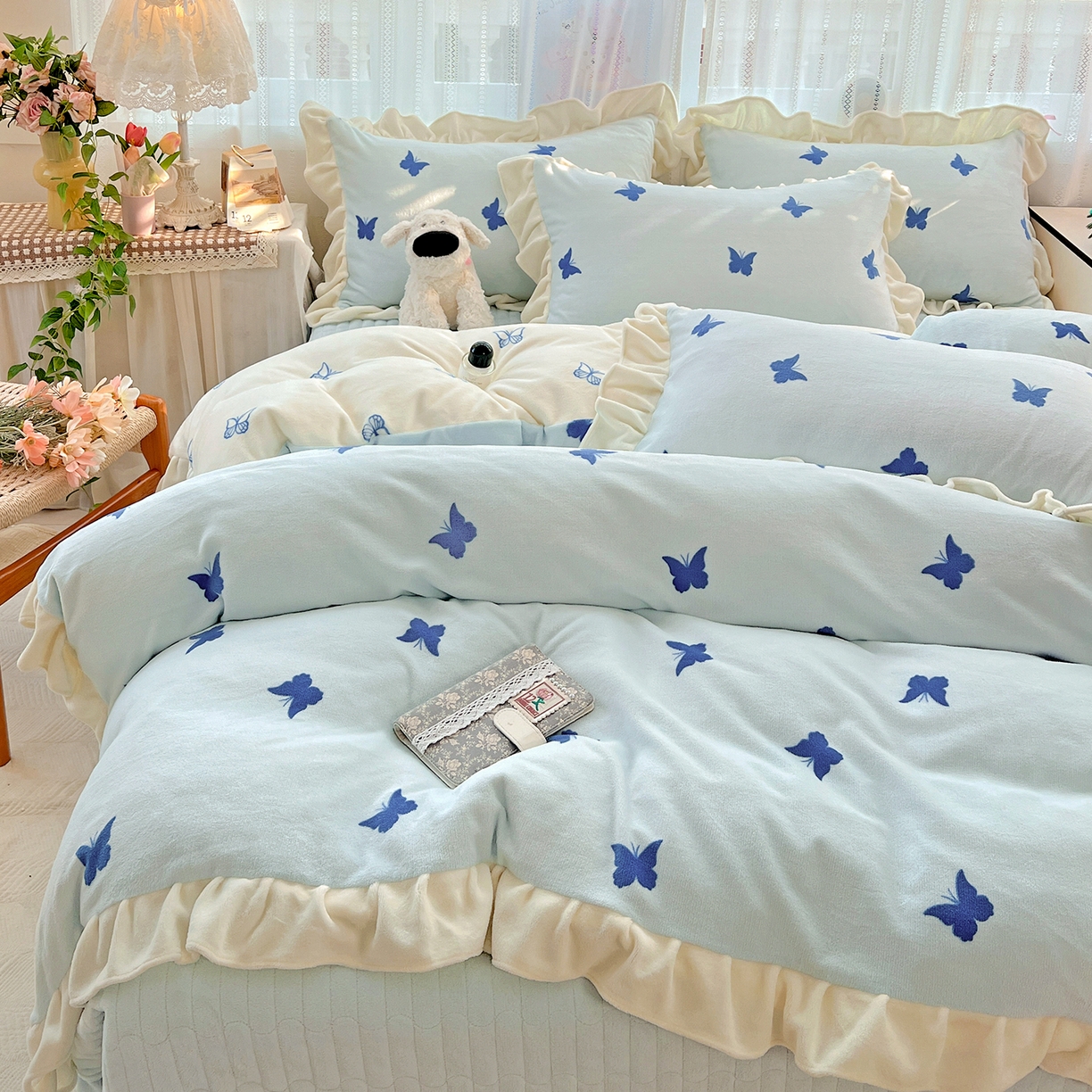 91家纺网 家纺一手货源 找家纺 麦朵家居 2025新款10斤重床盖款花边牛奶绒四件套雕花绒法莱绒四件套兔兔绒四件套床三件套 梦蝶-蓝