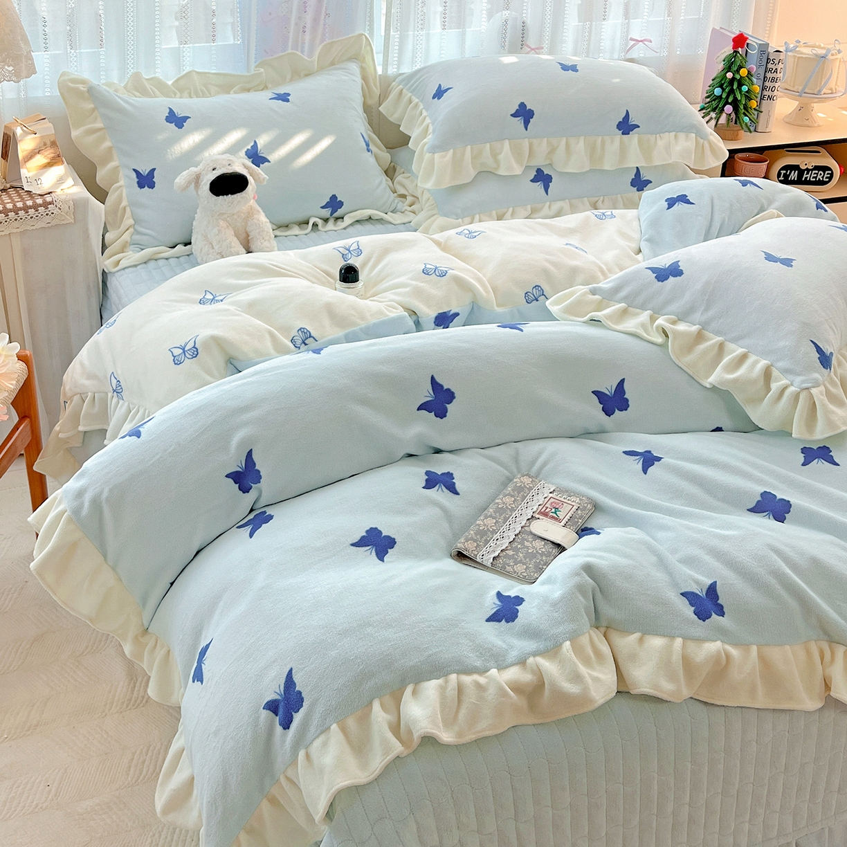 91家纺网 家纺一手货源 找家纺 麦朵家居 2025新款10斤重床盖款花边牛奶绒四件套雕花绒法莱绒四件套兔兔绒四件套床三件套 梦蝶-蓝