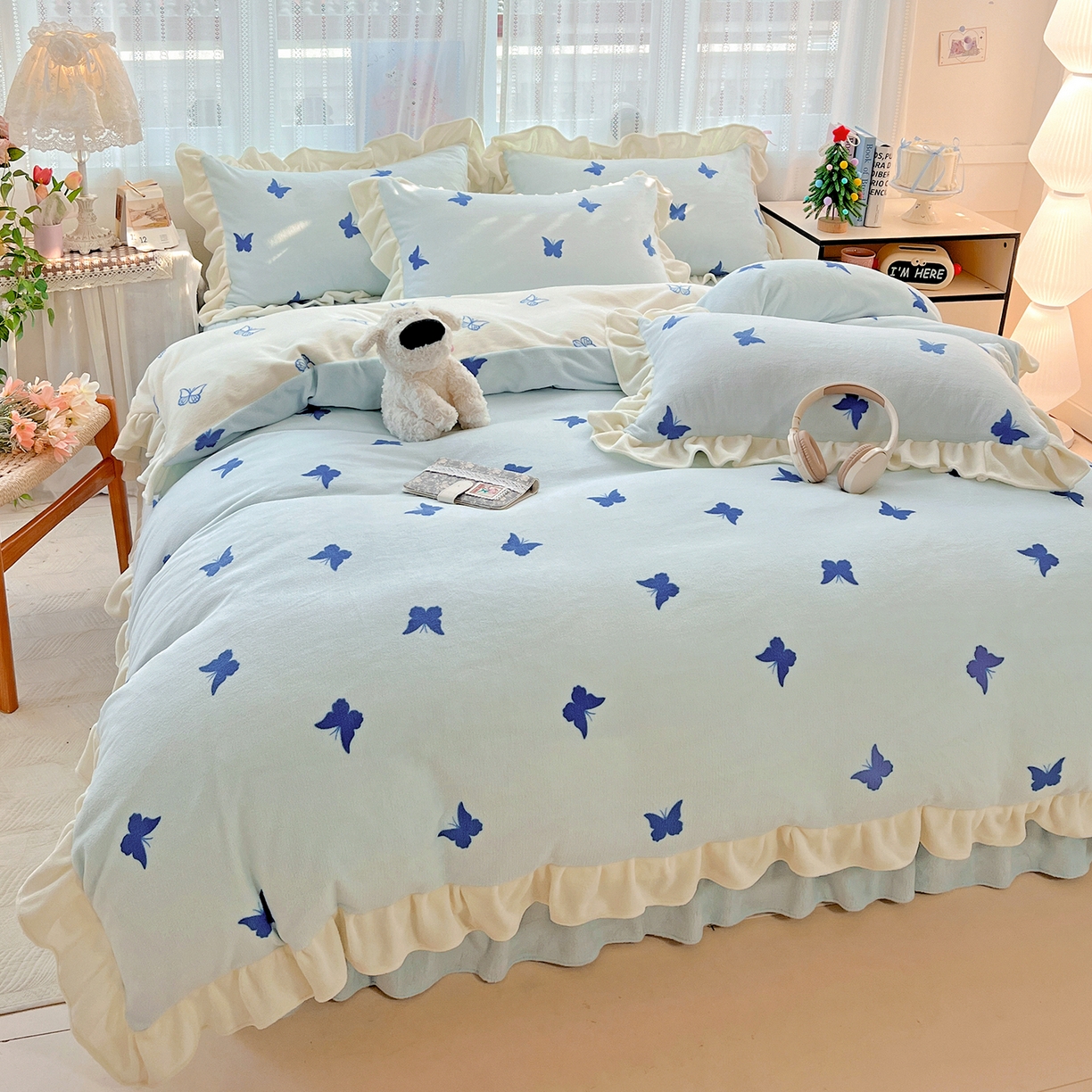 91家纺网 家纺一手货源 找家纺 麦朵家居 2025新款10斤重床盖款花边牛奶绒四件套雕花绒法莱绒四件套兔兔绒四件套床三件套 梦蝶-蓝