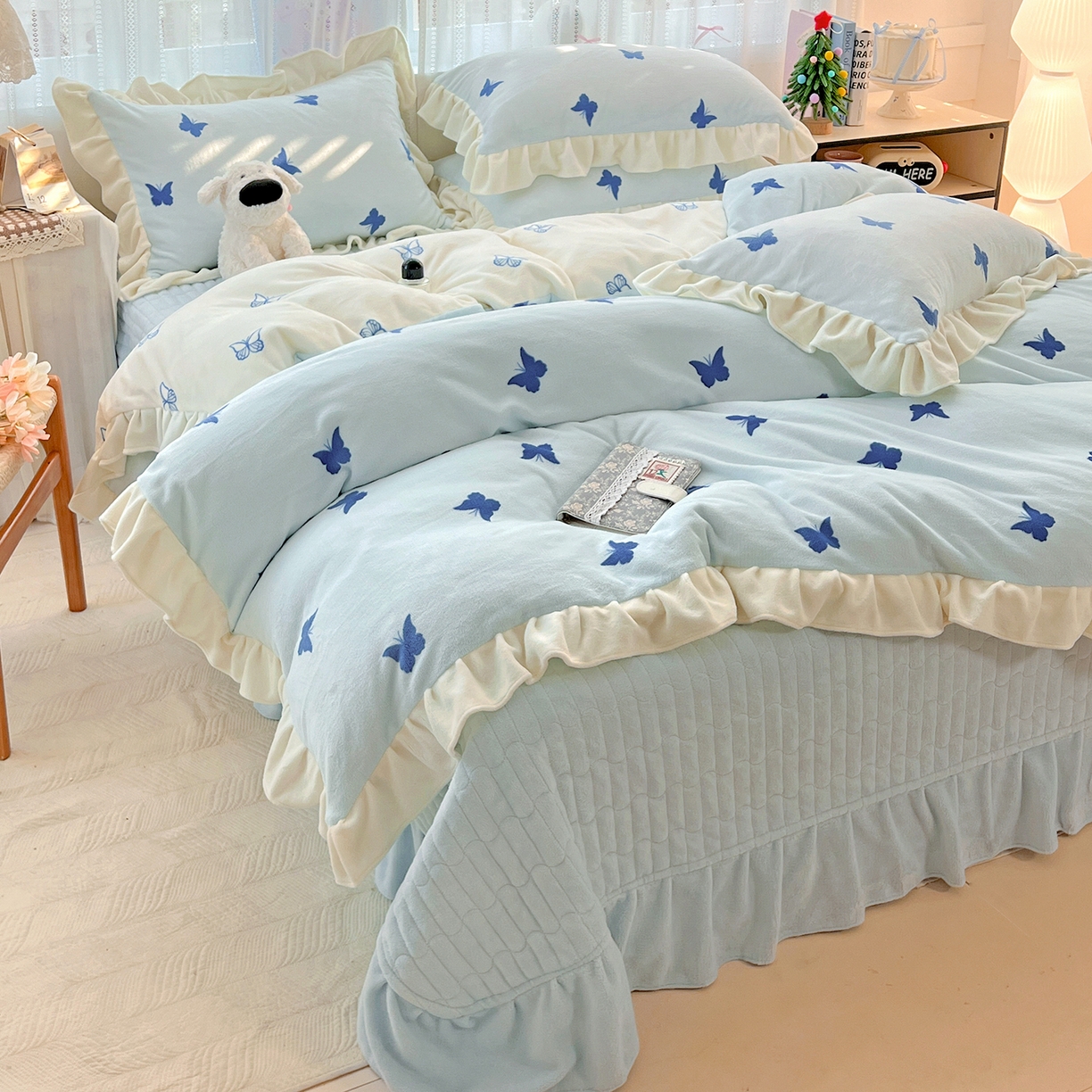 91家纺网 家纺一手货源 找家纺 麦朵家居 2025新款10斤重床盖款花边牛奶绒四件套雕花绒法莱绒四件套兔兔绒四件套床三件套 梦蝶-蓝