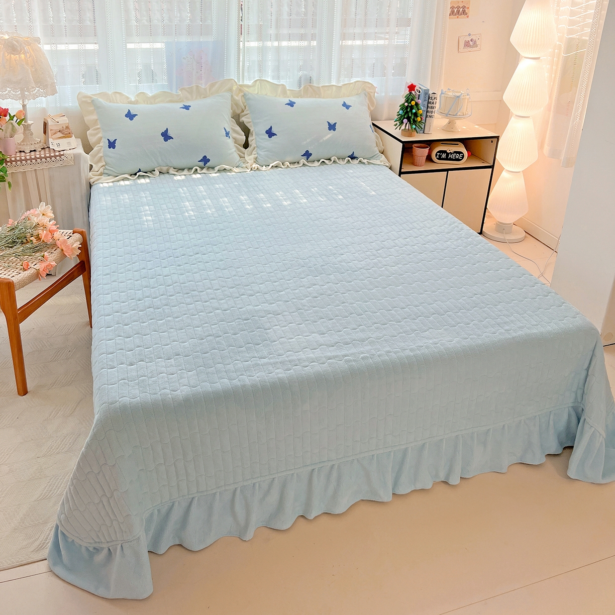 91家纺网 家纺一手货源 找家纺 麦朵家居 2025新款10斤重床盖款花边牛奶绒四件套雕花绒法莱绒四件套兔兔绒四件套床三件套 梦蝶-蓝