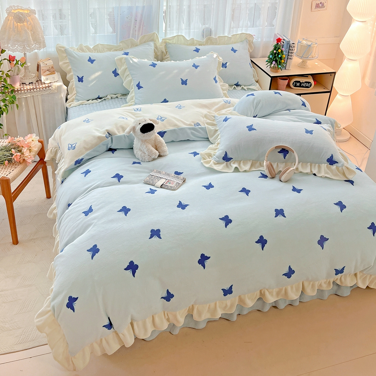 91家纺网 家纺一手货源 找家纺 麦朵家居 2025新款10斤重床盖款花边牛奶绒四件套雕花绒法莱绒四件套兔兔绒四件套床三件套 梦蝶-蓝