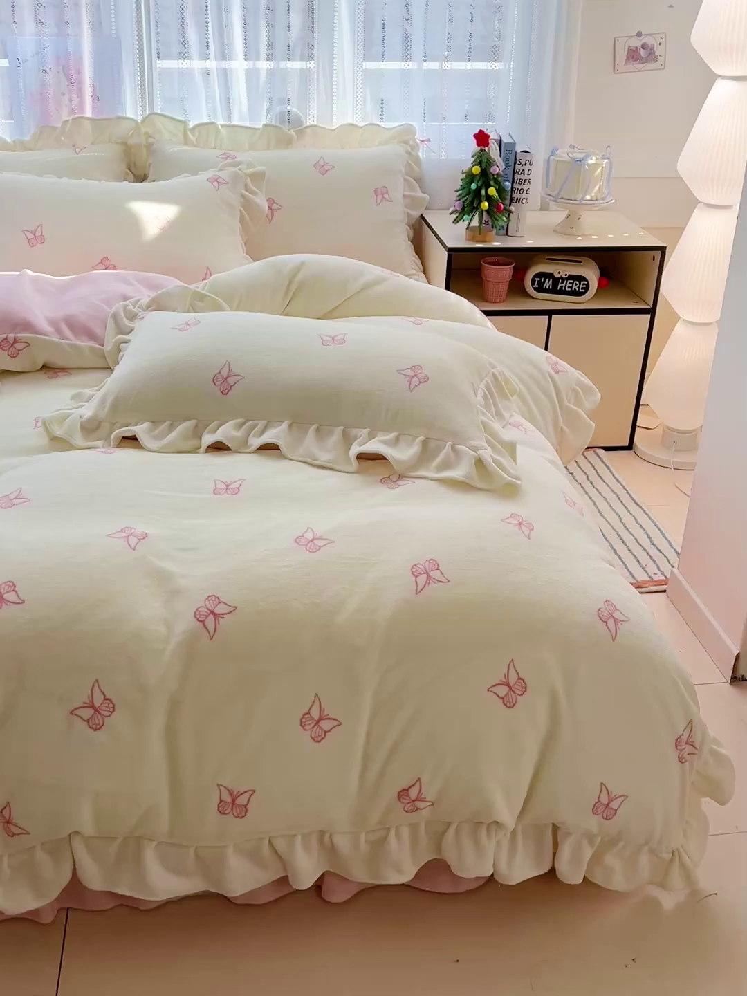 91家纺网 家纺一手货源 找家纺 麦朵家居 2025新款10斤重床盖款花边牛奶绒四件套雕花绒法莱绒四件套兔兔绒四件套床三件套 梦蝶-白粉