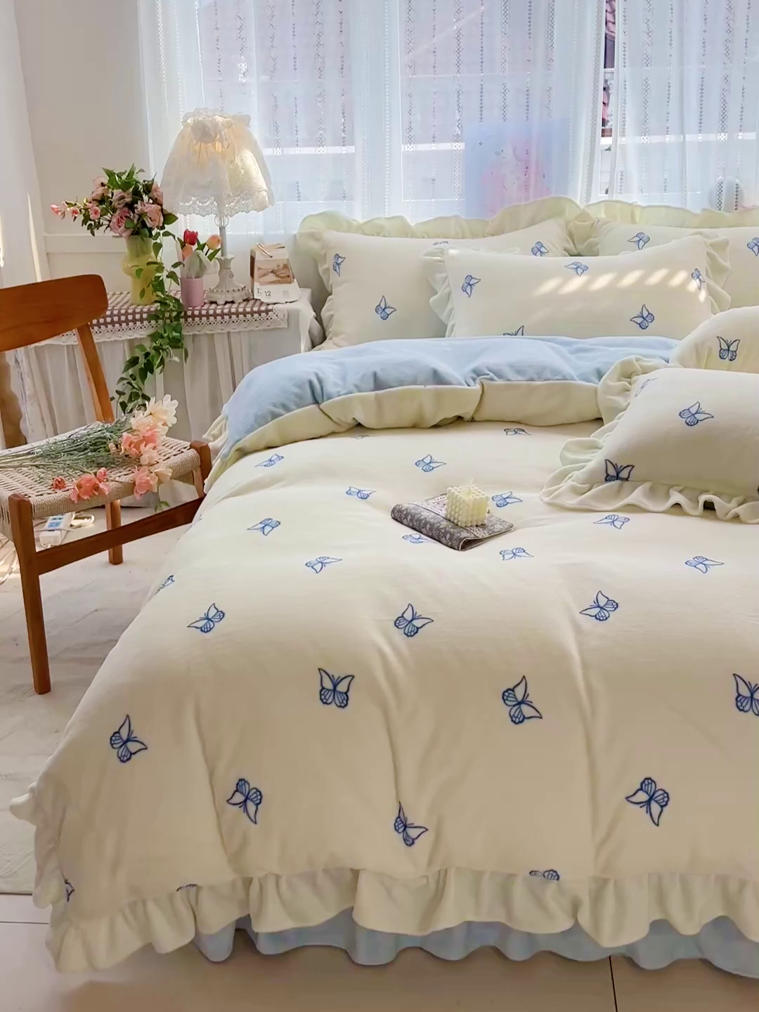 91家纺网 家纺一手货源 找家纺 麦朵家居 2025新款10斤重床盖款花边牛奶绒四件套雕花绒法莱绒四件套兔兔绒四件套床三件套 梦蝶-白蓝