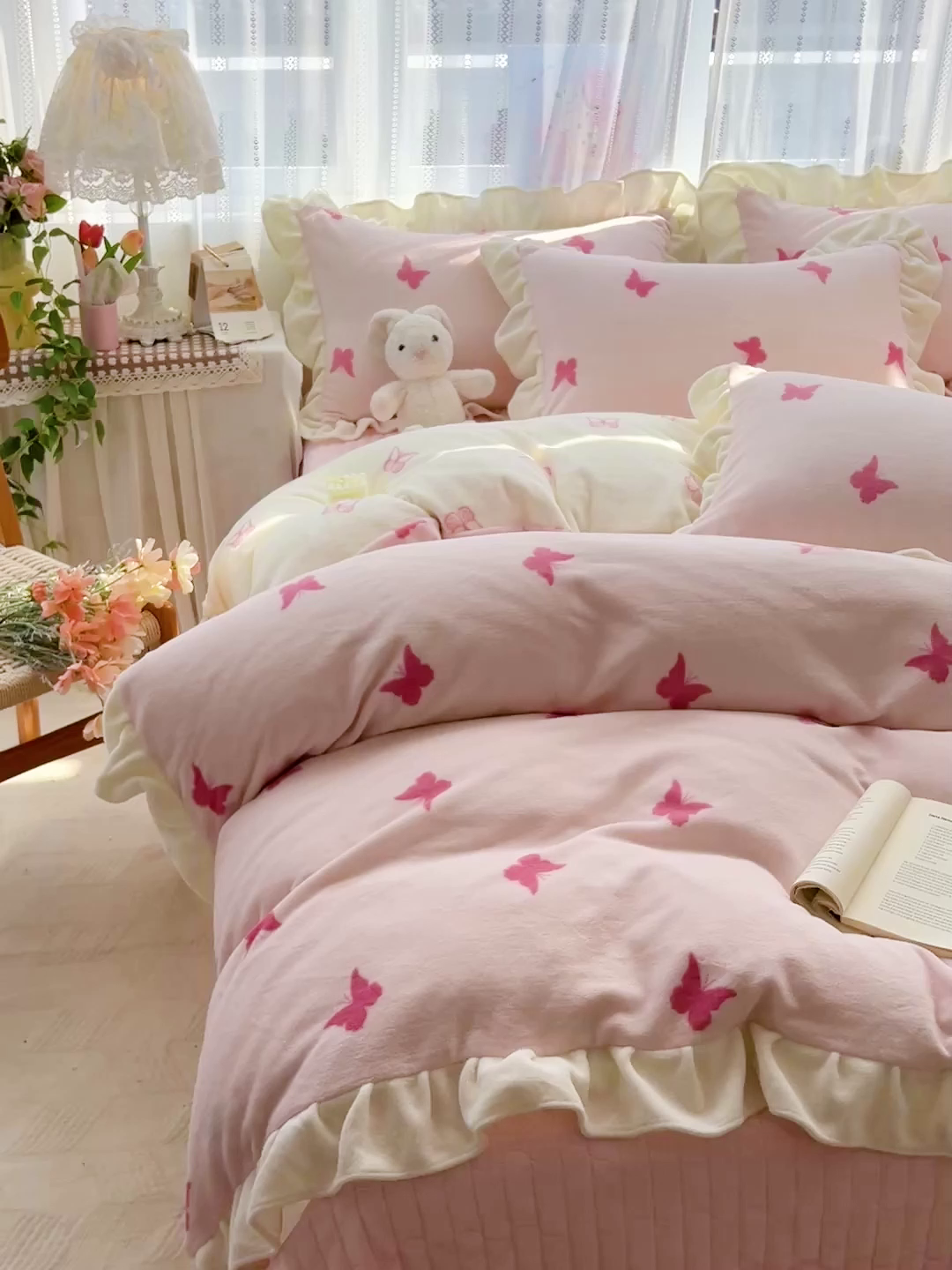 91家纺网 家纺一手货源 找家纺 麦朵家居 2025新款10斤重床盖款花边牛奶绒四件套雕花绒法莱绒四件套兔兔绒四件套床三件套 梦蝶-粉