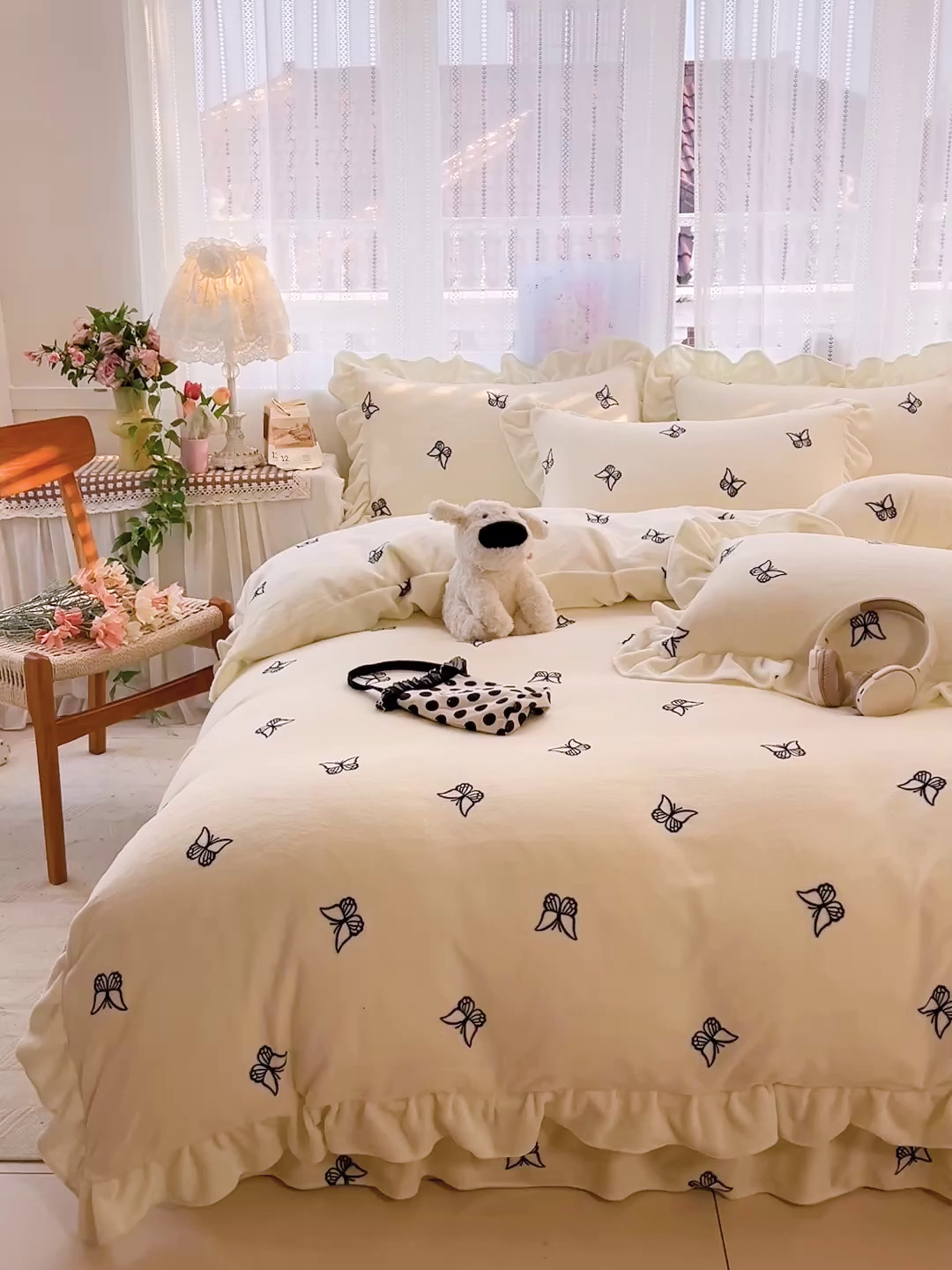 91家纺网 家纺一手货源 找家纺 麦朵家居 2025新款10斤重床盖款花边牛奶绒四件套雕花绒法莱绒四件套兔兔绒四件套床三件套 梦蝶-奶白