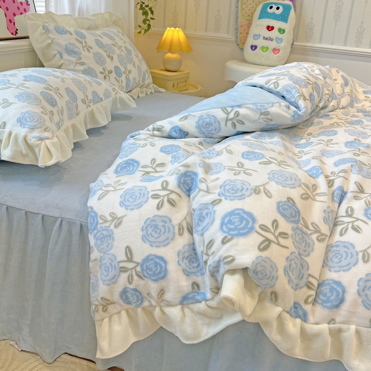 91家纺网 家纺一手货源 找家纺 （总）麦朵家居 2025花边款雕花绒立体印花牛奶绒高克重宝宝绒床裙款四件套牛奶绒床笠兔绒三件套