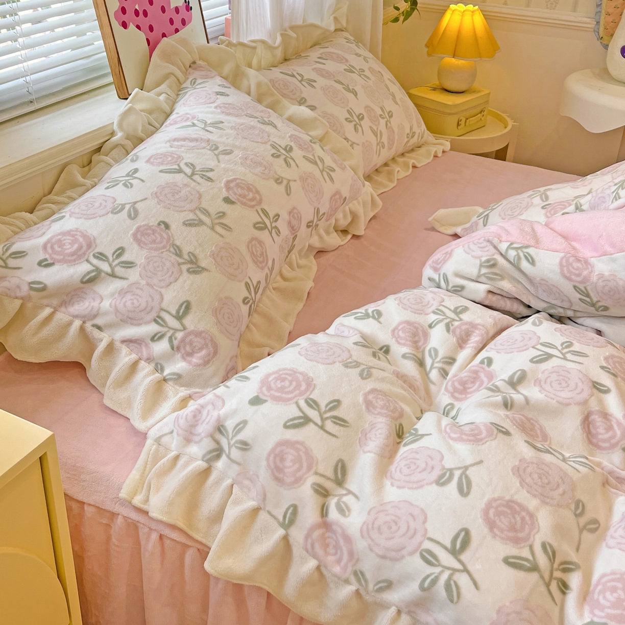 91家纺网 家纺一手货源 找家纺 麦朵家居 2025花边款雕花绒立体印花牛奶绒高克重宝宝绒床裙款四件套牛奶绒床笠兔绒三件套 蔷薇-粉