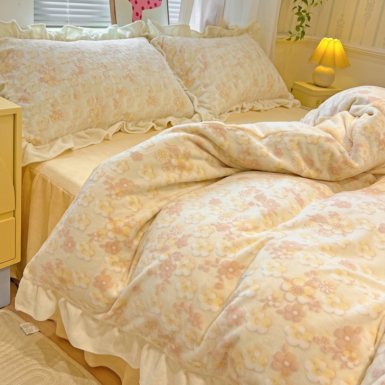 91家纺网 家纺一手货源 找家纺 麦朵家居 2025花边款雕花绒立体印花牛奶绒高克重宝宝绒床裙款四件套牛奶绒床笠兔绒三件套 花季-黄