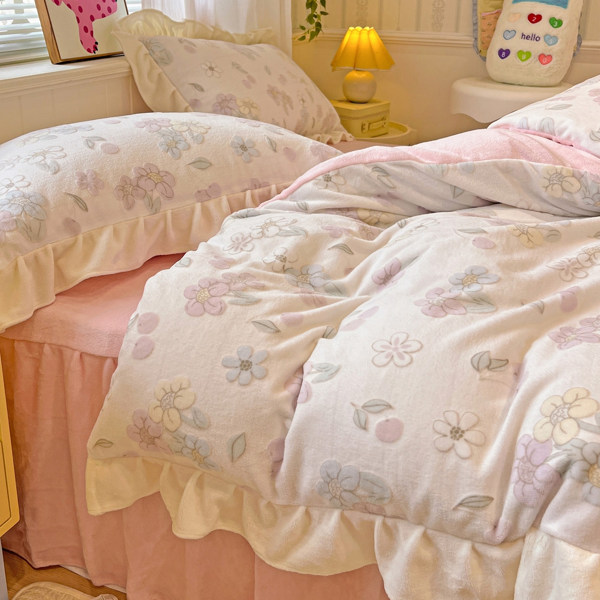 91家纺网 家纺一手货源 找家纺 麦朵家居 2025花边款雕花绒立体印花牛奶绒高克重宝宝绒床裙款四件套牛奶绒床笠兔绒三件套 樱花-粉