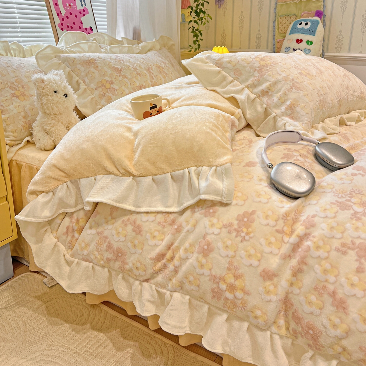 91家纺网 家纺一手货源 找家纺 麦朵家居 2025花边款雕花绒立体印花牛奶绒高克重宝宝绒床裙款四件套牛奶绒床笠兔绒三件套 花季-黄