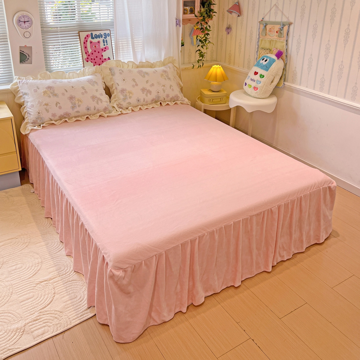 91家纺网 家纺一手货源 找家纺 麦朵家居 2025花边款雕花绒立体印花牛奶绒高克重宝宝绒床裙款四件套牛奶绒床笠兔绒三件套 樱花-粉