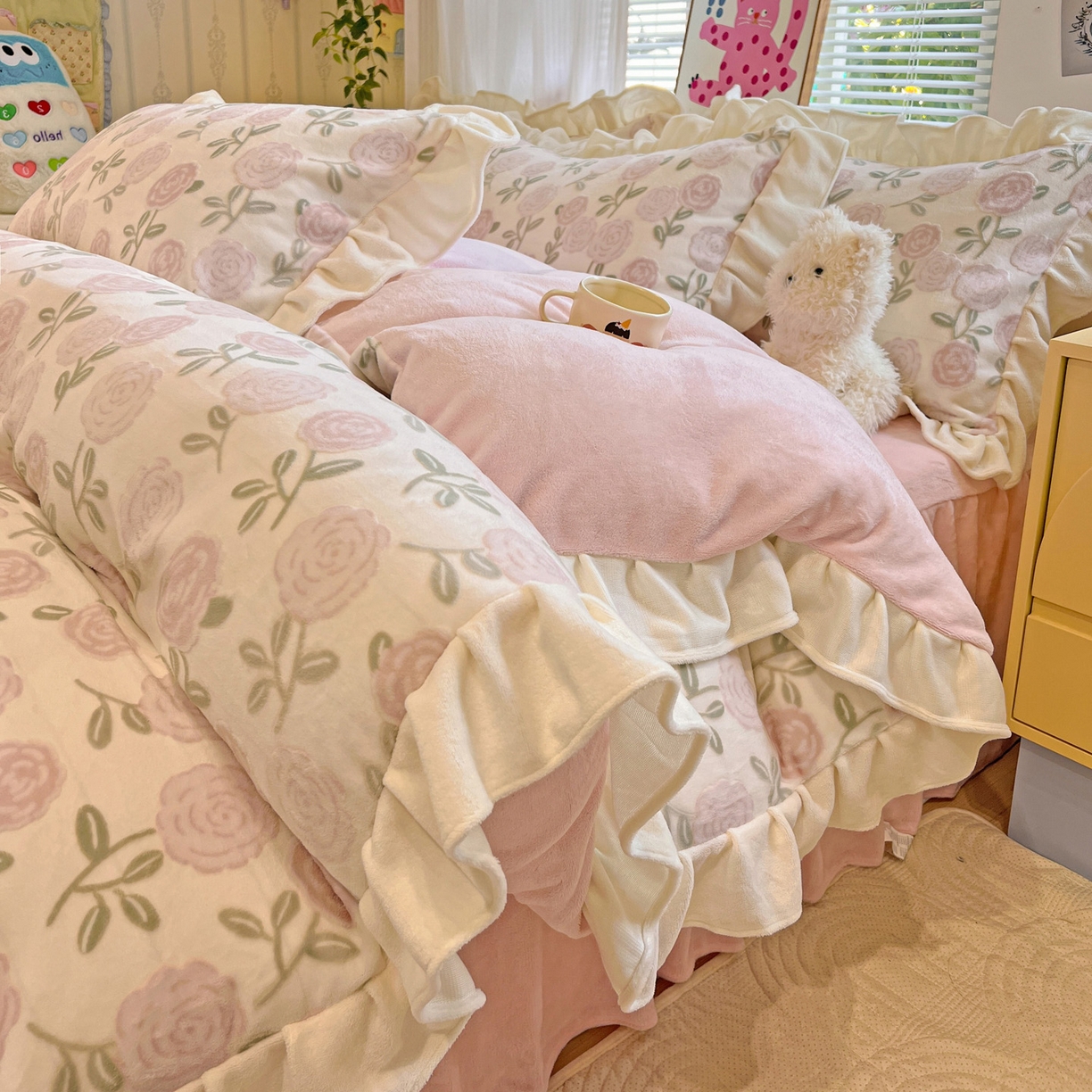 91家纺网 家纺一手货源 找家纺 （总）麦朵家居 2025花边款雕花绒立体印花牛奶绒高克重宝宝绒床裙款四件套牛奶绒床笠兔绒三件套