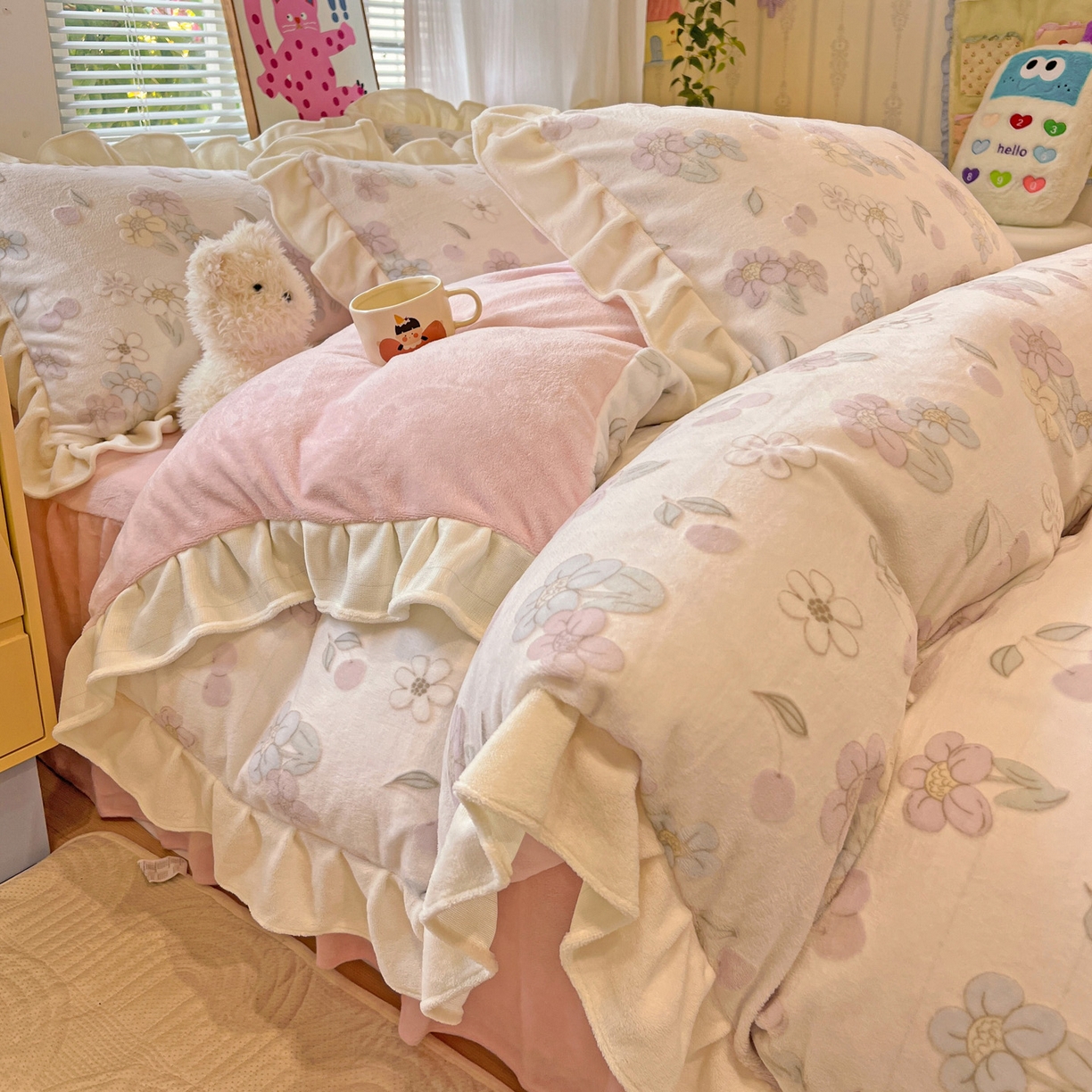 91家纺网 家纺一手货源 找家纺 麦朵家居 2025花边款雕花绒立体印花牛奶绒高克重宝宝绒床裙款四件套牛奶绒床笠兔绒三件套 樱花-粉