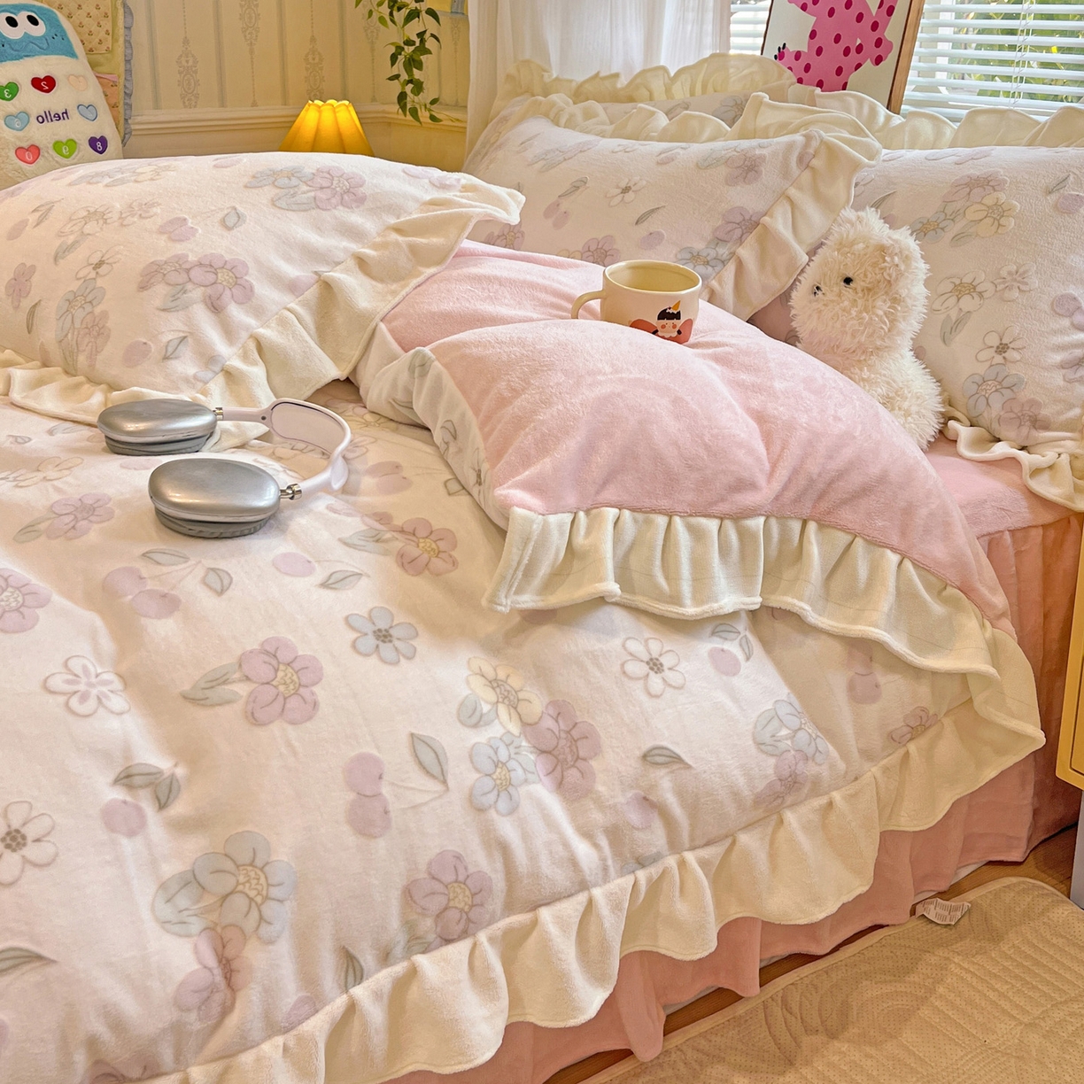 91家纺网 家纺一手货源 找家纺 麦朵家居 2025花边款雕花绒立体印花牛奶绒高克重宝宝绒床裙款四件套牛奶绒床笠兔绒三件套 樱花-粉