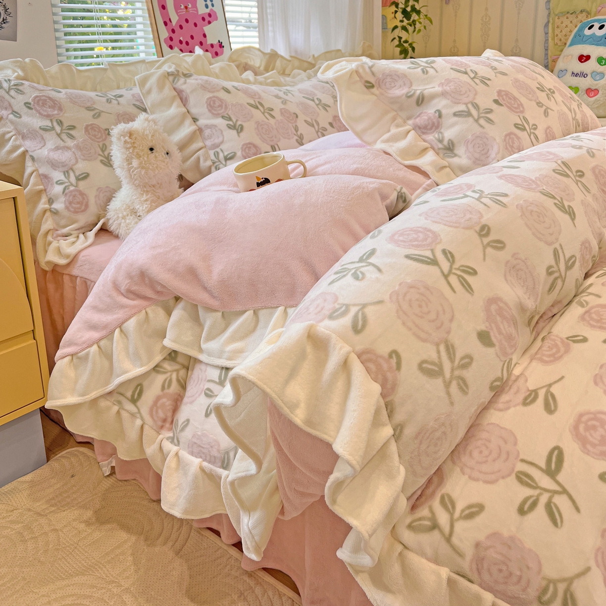 91家纺网 家纺一手货源 找家纺 麦朵家居 2025花边款雕花绒立体印花牛奶绒高克重宝宝绒床裙款四件套牛奶绒床笠兔绒三件套 蔷薇-粉