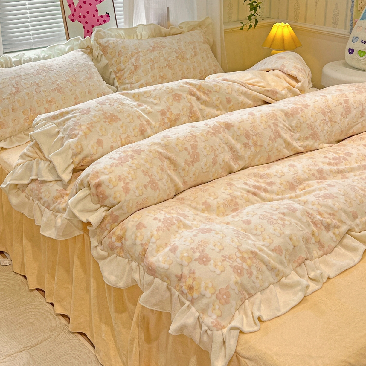 91家纺网 家纺一手货源 找家纺 麦朵家居 2025花边款雕花绒立体印花牛奶绒高克重宝宝绒床裙款四件套牛奶绒床笠兔绒三件套 花季-黄