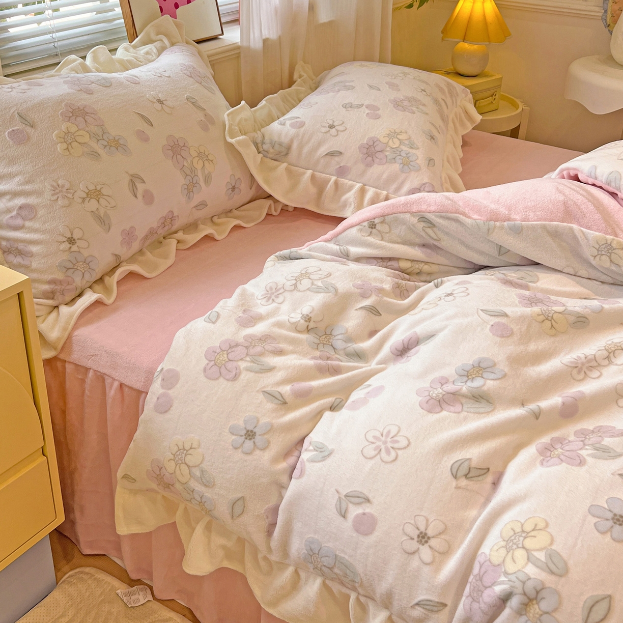 91家纺网 家纺一手货源 找家纺 麦朵家居 2025花边款雕花绒立体印花牛奶绒高克重宝宝绒床裙款四件套牛奶绒床笠兔绒三件套 樱花-粉