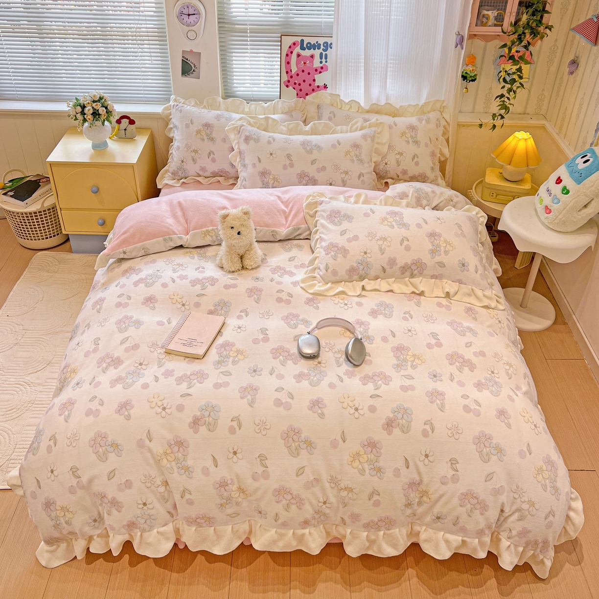 91家纺网 家纺一手货源 找家纺 麦朵家居 2025花边款雕花绒立体印花牛奶绒高克重宝宝绒床裙款四件套牛奶绒床笠兔绒三件套 樱花-粉