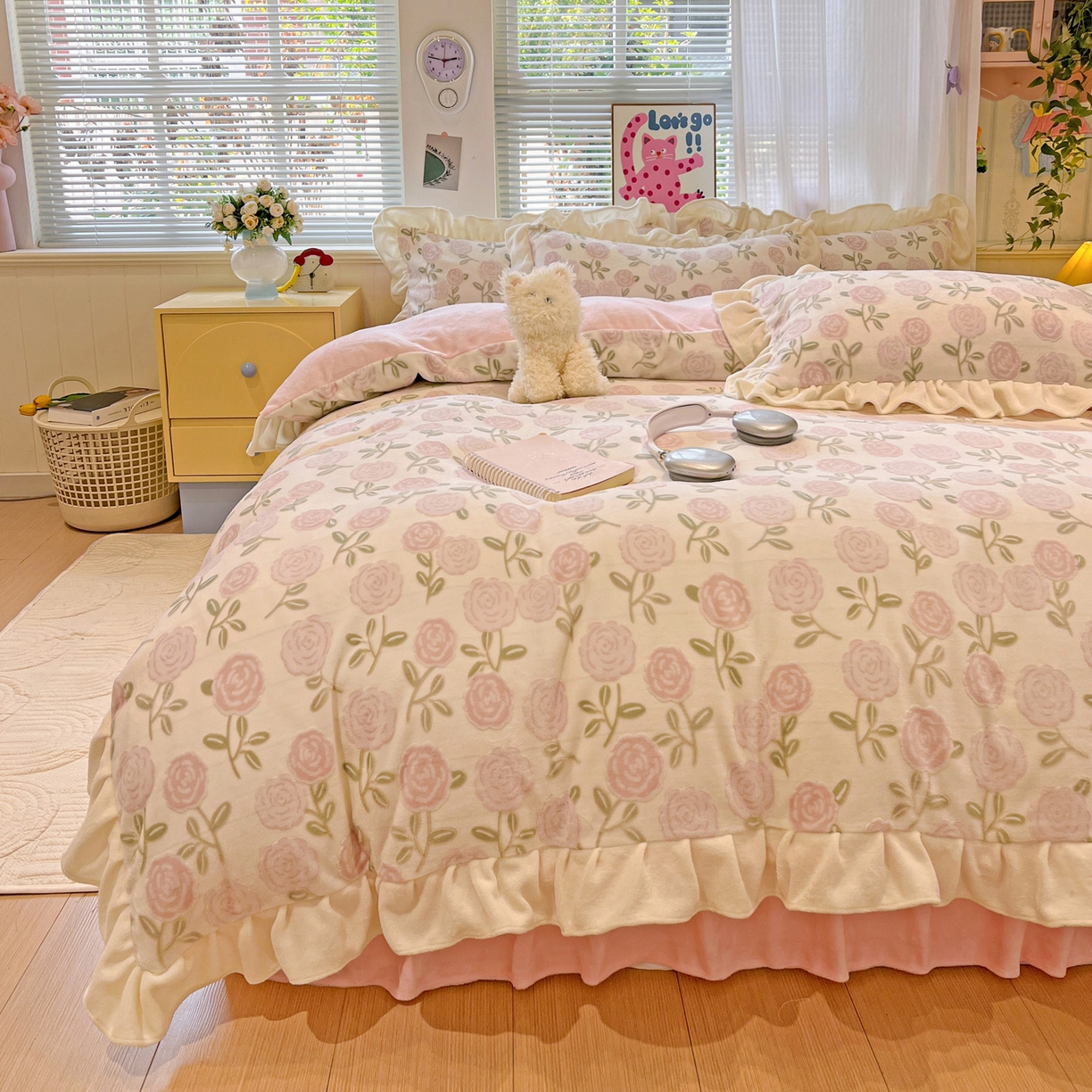 91家纺网 家纺一手货源 找家纺 麦朵家居 2025花边款雕花绒立体印花牛奶绒高克重宝宝绒床裙款四件套牛奶绒床笠兔绒三件套 蔷薇-粉