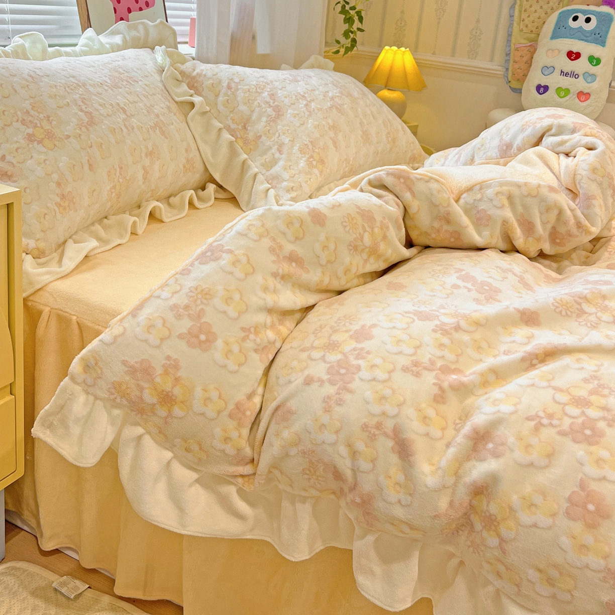 91家纺网 家纺一手货源 找家纺 麦朵家居 2025花边款雕花绒立体印花牛奶绒高克重宝宝绒床裙款四件套牛奶绒床笠兔绒三件套 花季-黄