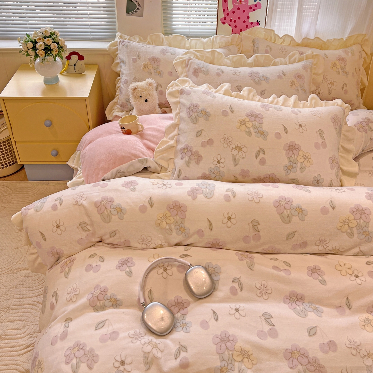 91家纺网 家纺一手货源 找家纺 麦朵家居 2025花边款雕花绒立体印花牛奶绒高克重宝宝绒床裙款四件套牛奶绒床笠兔绒三件套 樱花-粉