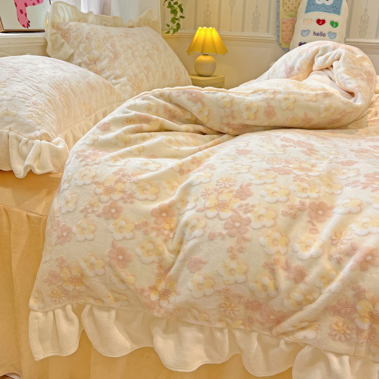 91家纺网 家纺一手货源 找家纺 麦朵家居 2025花边款雕花绒立体印花牛奶绒高克重宝宝绒床裙款四件套牛奶绒床笠兔绒三件套 花季-黄