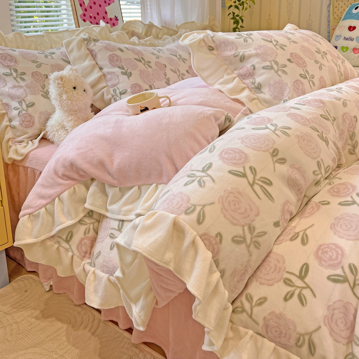 91家纺网 家纺一手货源 找家纺 麦朵家居 2025花边款雕花绒立体印花牛奶绒高克重宝宝绒床裙款四件套牛奶绒床笠兔绒三件套 蔷薇-粉