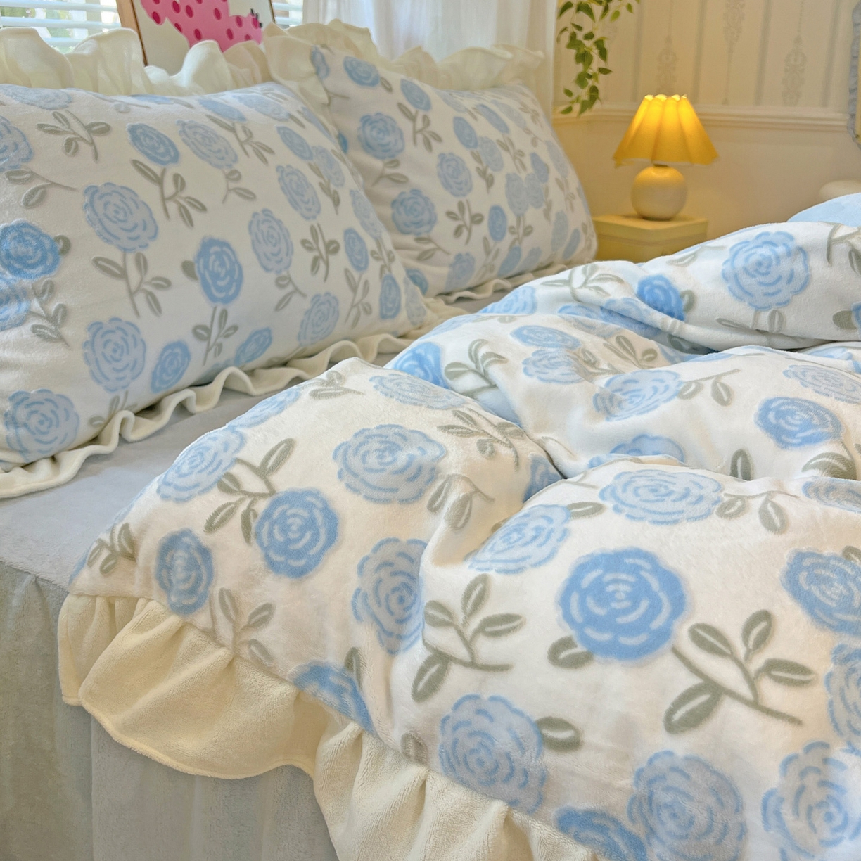 91家纺网 家纺一手货源 找家纺 麦朵家居 2025花边款雕花绒立体印花牛奶绒高克重宝宝绒床裙款四件套牛奶绒床笠兔绒三件套 蔷薇-蓝