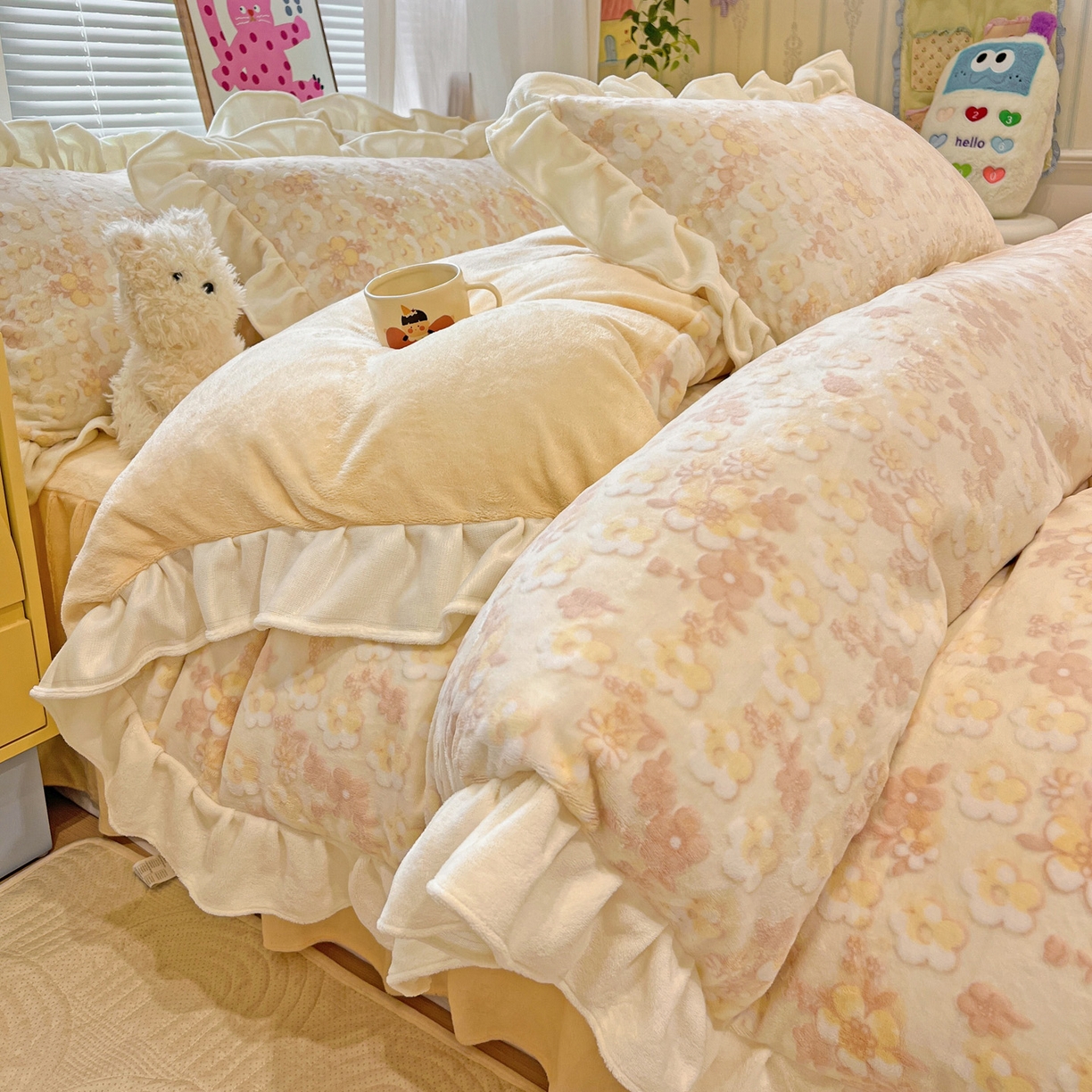 91家纺网 家纺一手货源 找家纺 麦朵家居 2025花边款雕花绒立体印花牛奶绒高克重宝宝绒床裙款四件套牛奶绒床笠兔绒三件套 花季-黄