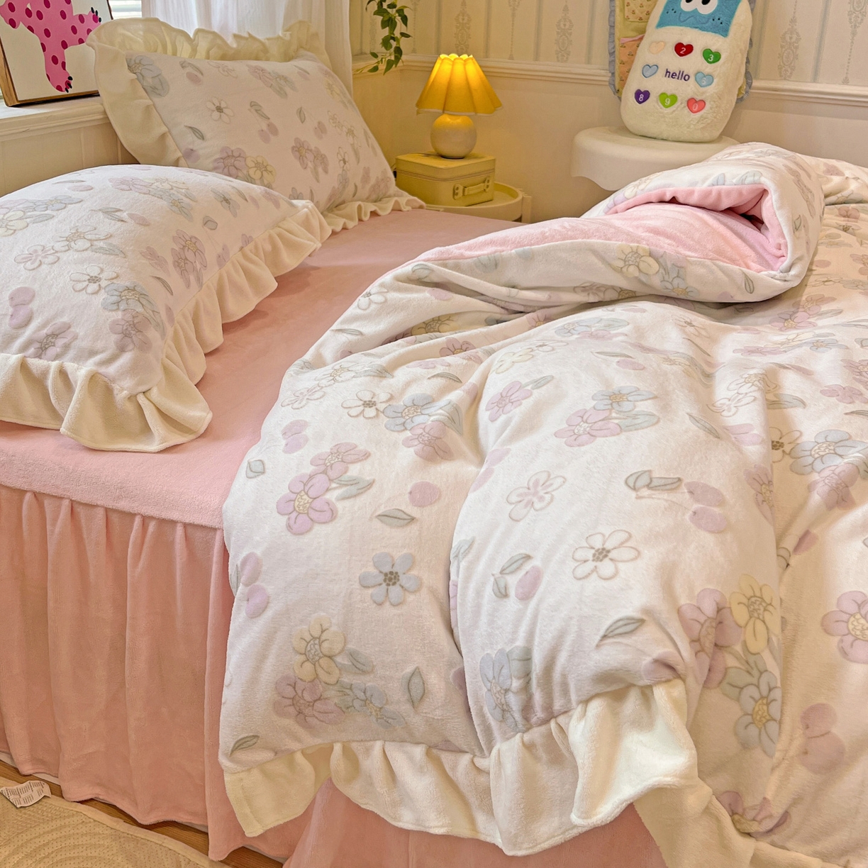 91家纺网 家纺一手货源 找家纺 麦朵家居 2025花边款雕花绒立体印花牛奶绒高克重宝宝绒床裙款四件套牛奶绒床笠兔绒三件套 樱花-粉