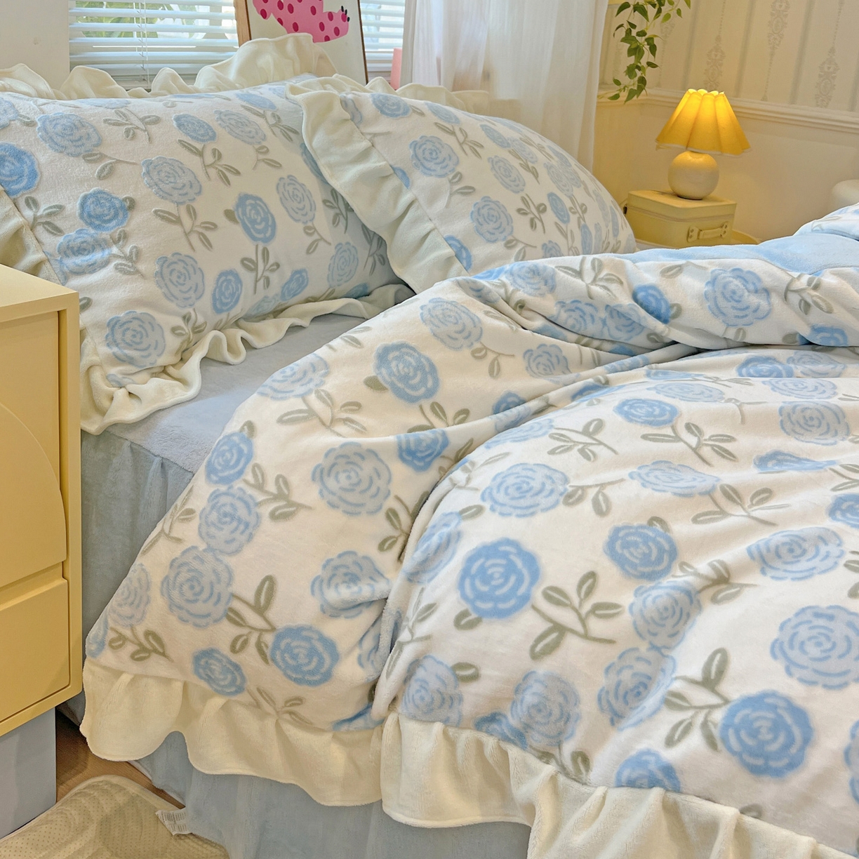 91家纺网 家纺一手货源 找家纺 麦朵家居 2025花边款雕花绒立体印花牛奶绒高克重宝宝绒床裙款四件套牛奶绒床笠兔绒三件套 蔷薇-蓝