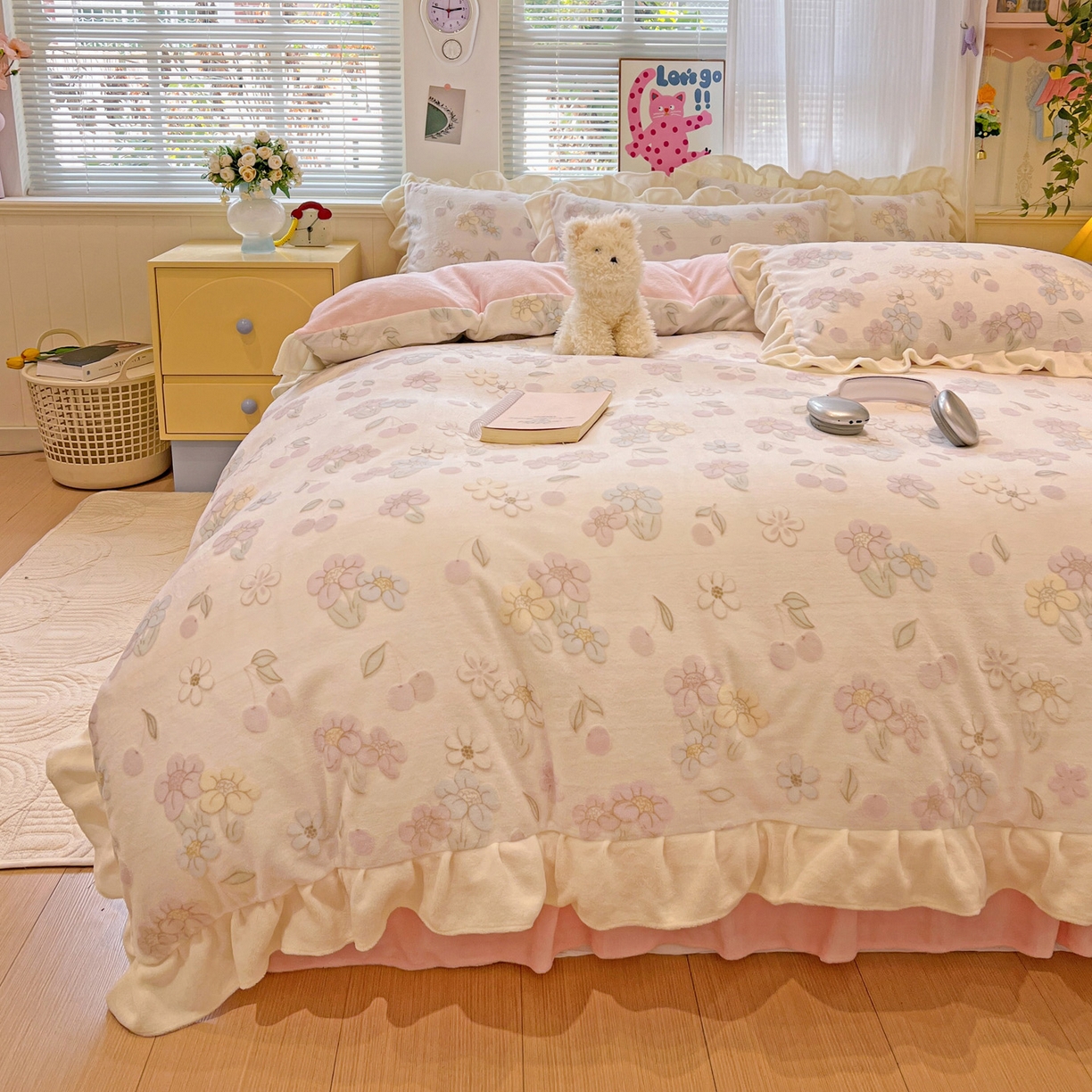 91家纺网 家纺一手货源 找家纺 麦朵家居 2025花边款雕花绒立体印花牛奶绒高克重宝宝绒床裙款四件套牛奶绒床笠兔绒三件套 樱花-粉