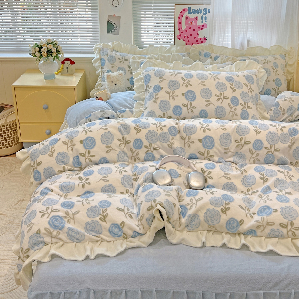 91家纺网 家纺一手货源 找家纺 麦朵家居 2025花边款雕花绒立体印花牛奶绒高克重宝宝绒床裙款四件套牛奶绒床笠兔绒三件套 蔷薇-蓝