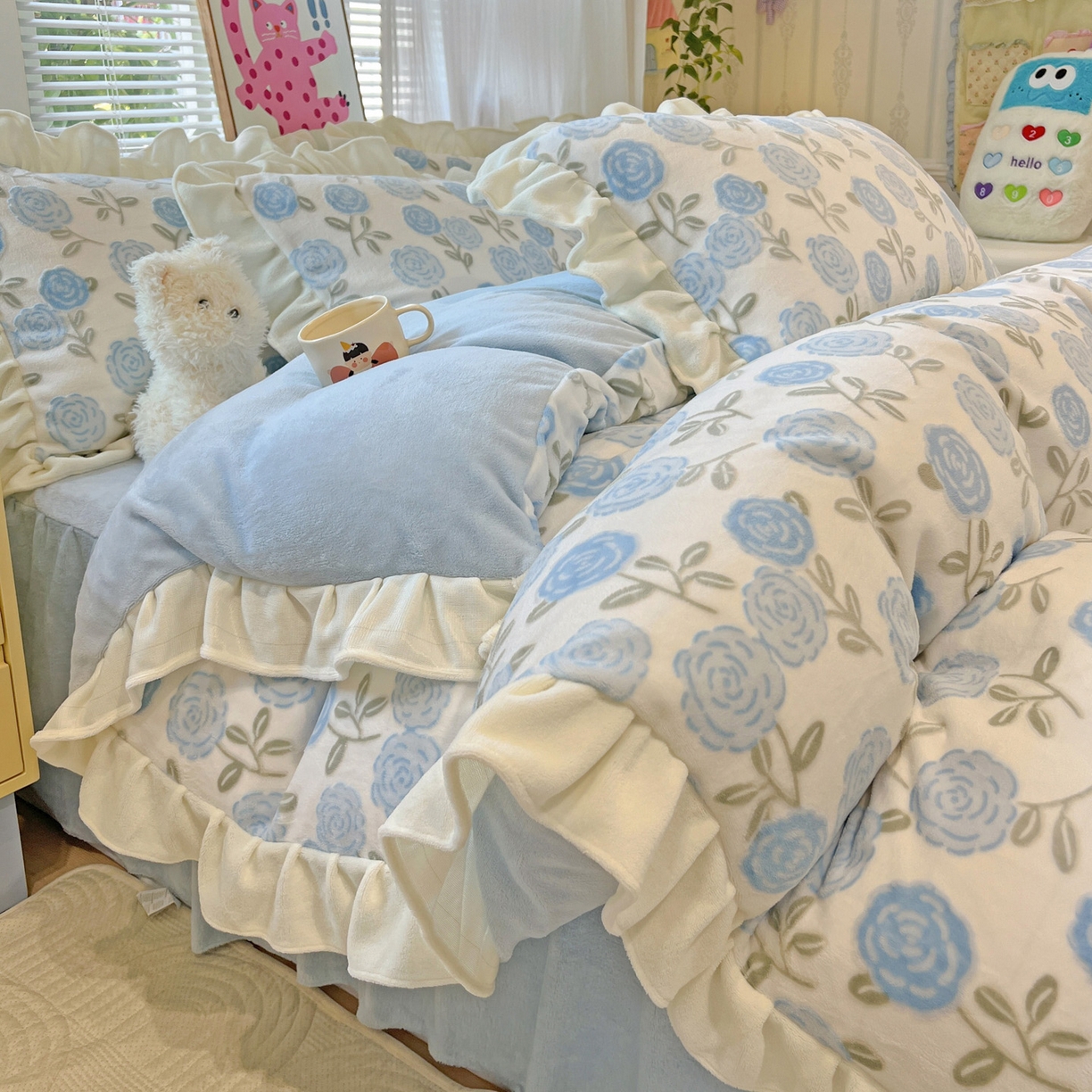 91家纺网 家纺一手货源 找家纺 麦朵家居 2025花边款雕花绒立体印花牛奶绒高克重宝宝绒床裙款四件套牛奶绒床笠兔绒三件套 蔷薇-蓝