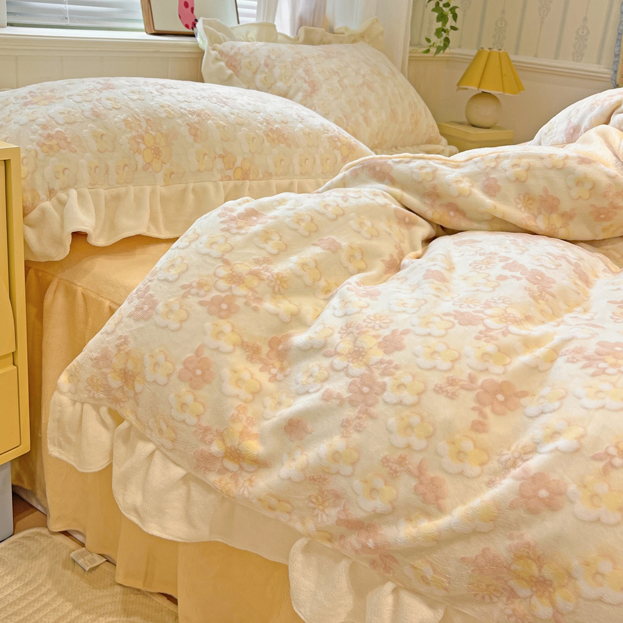 91家纺网 家纺一手货源 找家纺 麦朵家居 2025花边款雕花绒立体印花牛奶绒高克重宝宝绒床裙款四件套牛奶绒床笠兔绒三件套 花季-黄