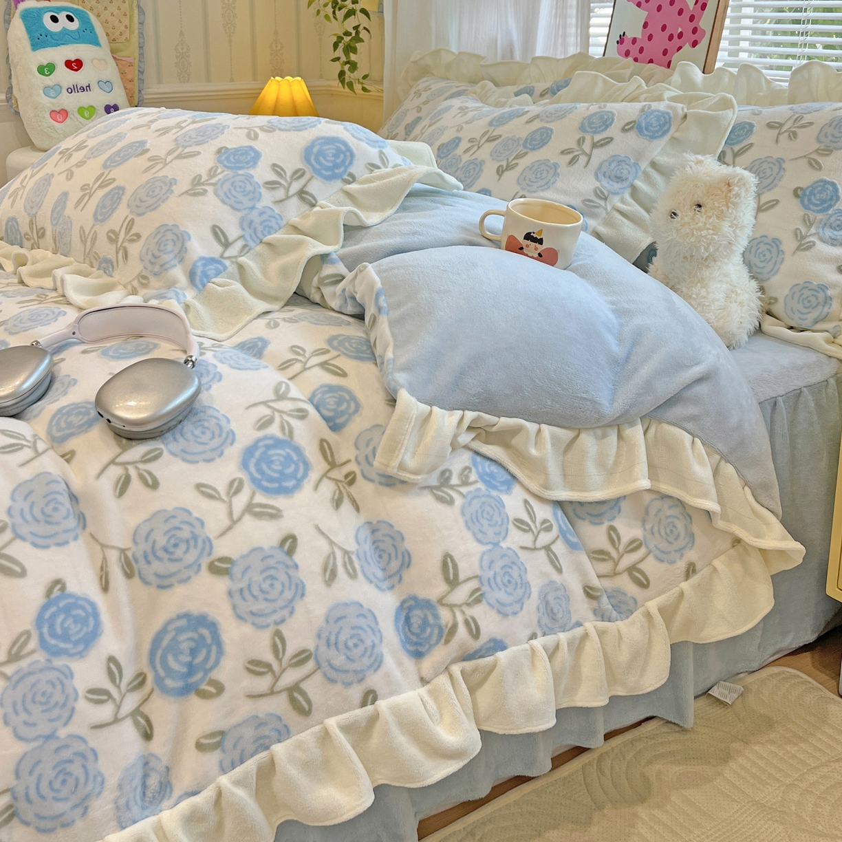 91家纺网 家纺一手货源 找家纺 麦朵家居 2025花边款雕花绒立体印花牛奶绒高克重宝宝绒床裙款四件套牛奶绒床笠兔绒三件套 蔷薇-蓝