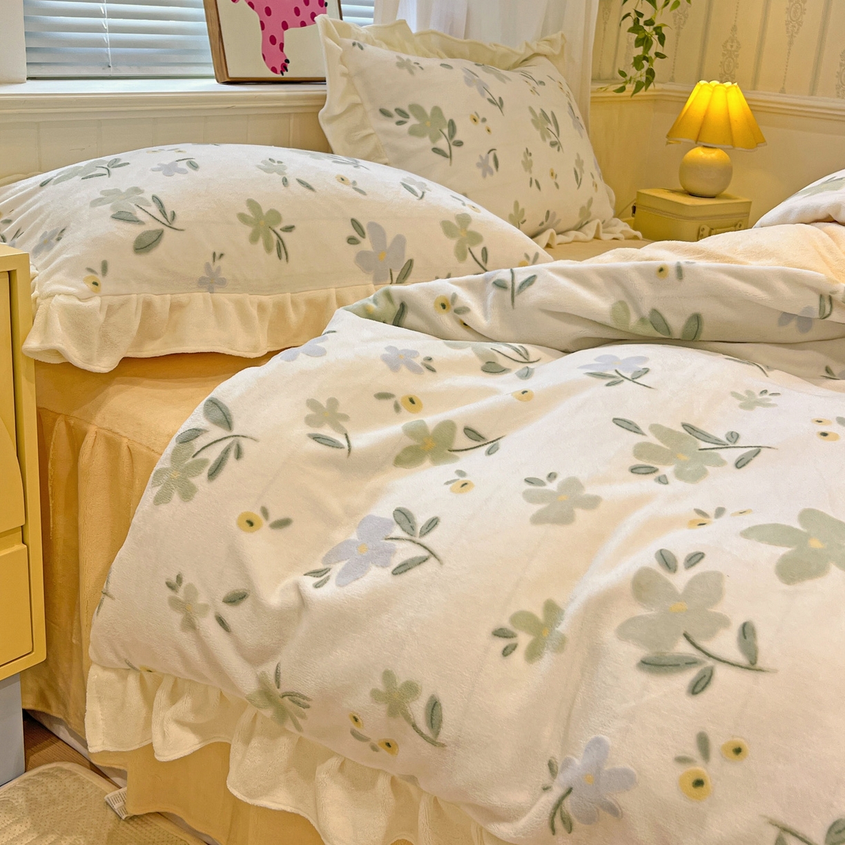 91家纺网 家纺一手货源 找家纺 麦朵家居 2025花边款雕花绒立体印花牛奶绒高克重宝宝绒床裙款四件套牛奶绒床笠兔绒三件套 物语-黄