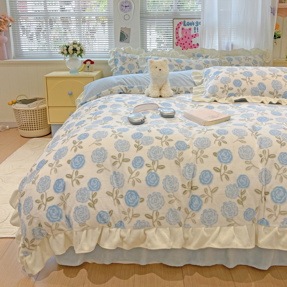 91家纺网 家纺一手货源 找家纺 麦朵家居 2025花边款雕花绒立体印花牛奶绒高克重宝宝绒床裙款四件套牛奶绒床笠兔绒三件套 蔷薇-蓝