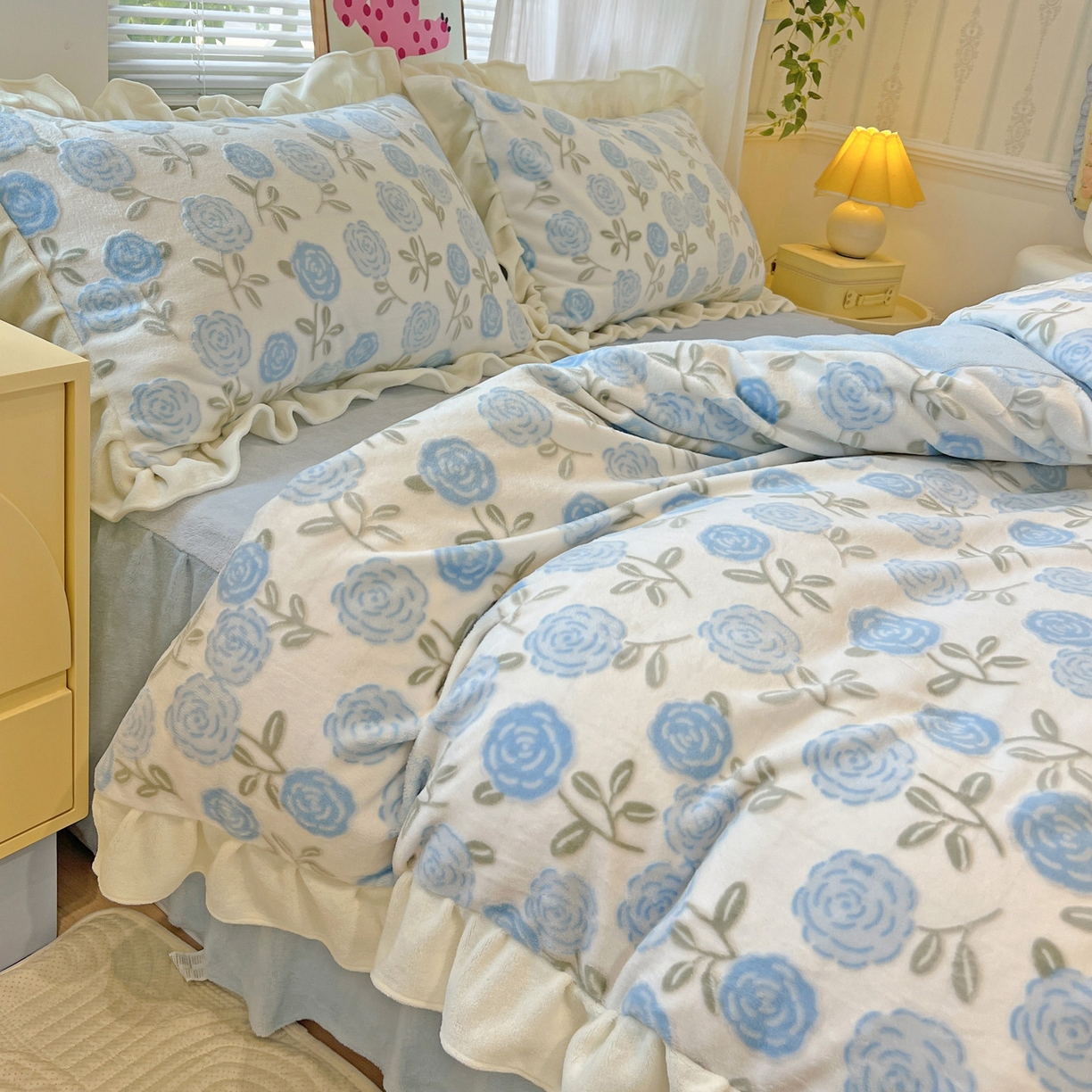 91家纺网 家纺一手货源 找家纺 麦朵家居 2025花边款雕花绒立体印花牛奶绒高克重宝宝绒床裙款四件套牛奶绒床笠兔绒三件套 蔷薇-蓝