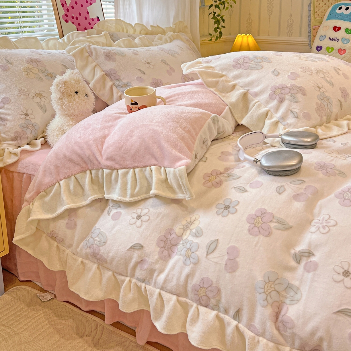 91家纺网 家纺一手货源 找家纺 麦朵家居 2025花边款雕花绒立体印花牛奶绒高克重宝宝绒床裙款四件套牛奶绒床笠兔绒三件套 樱花-粉