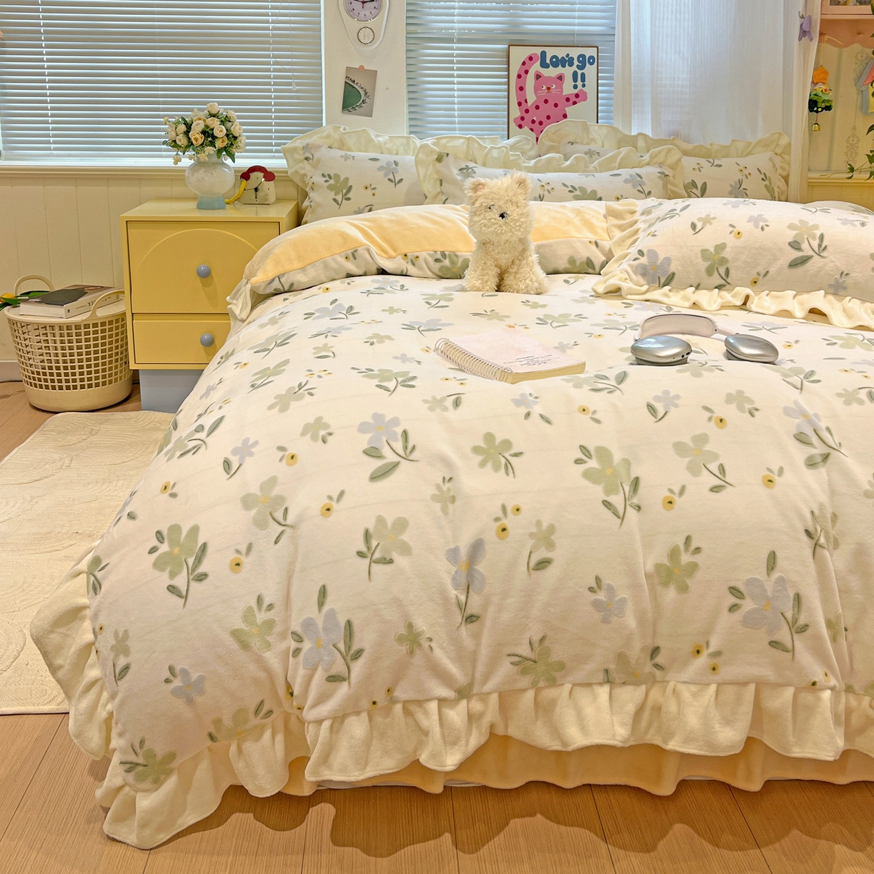 91家纺网 家纺一手货源 找家纺 麦朵家居 2025花边款雕花绒立体印花牛奶绒高克重宝宝绒床裙款四件套牛奶绒床笠兔绒三件套 物语-黄