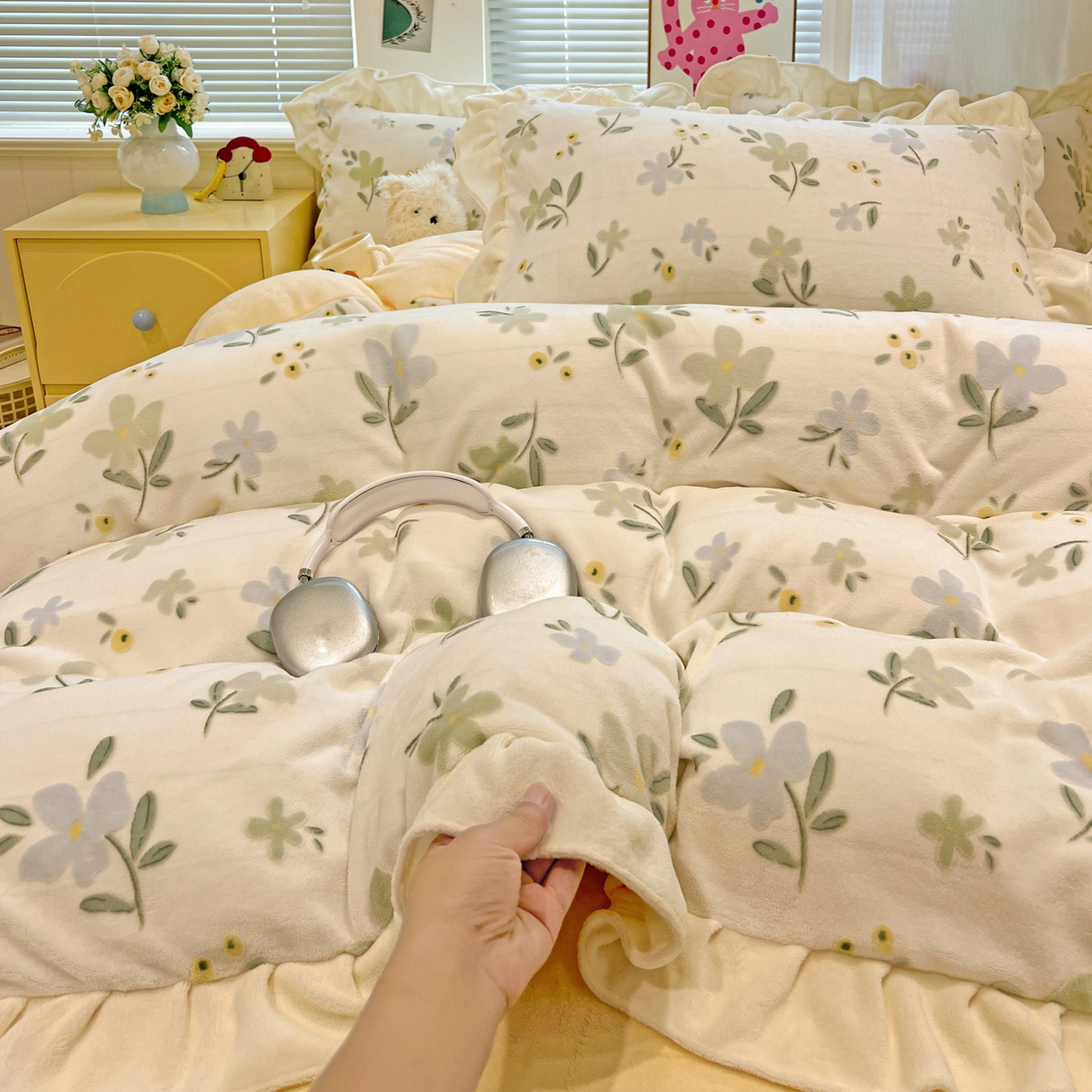 91家纺网 家纺一手货源 找家纺 麦朵家居 2025花边款雕花绒立体印花牛奶绒高克重宝宝绒床裙款四件套牛奶绒床笠兔绒三件套 物语-黄