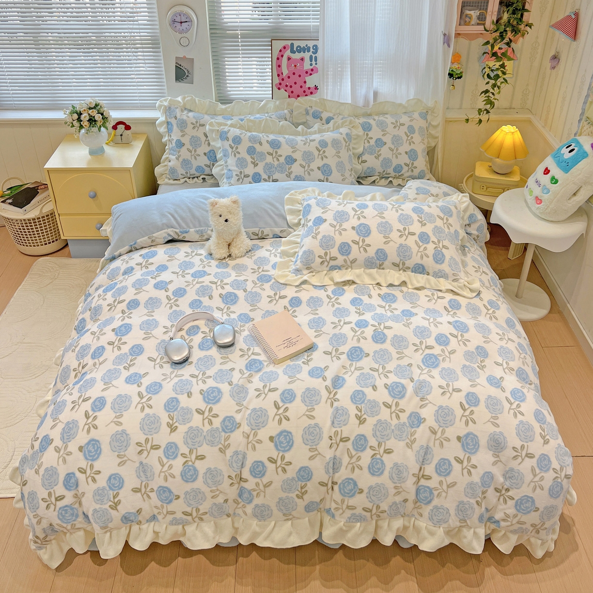 91家纺网 家纺一手货源 找家纺 麦朵家居 2025花边款雕花绒立体印花牛奶绒高克重宝宝绒床裙款四件套牛奶绒床笠兔绒三件套 蔷薇-蓝