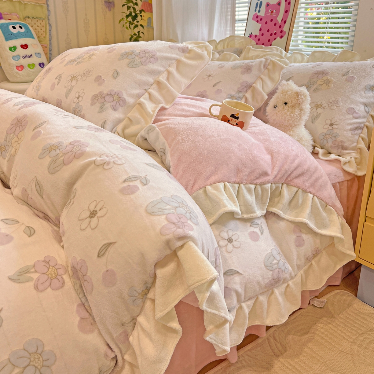 麦朵家居 2025花边款雕花绒立体印花牛奶绒高克重宝宝绒床裙款四件套牛奶绒床笠兔绒三件套 樱花-粉