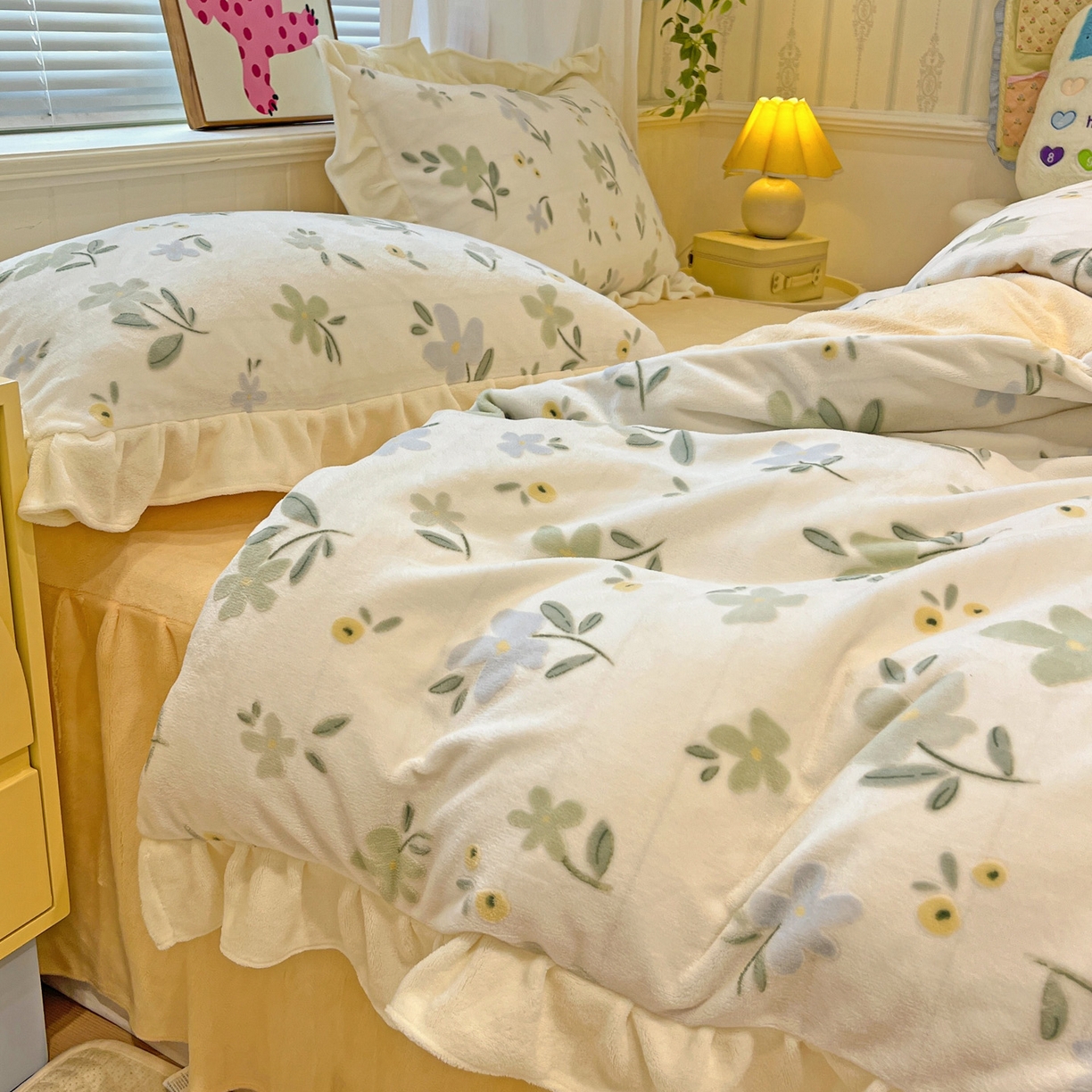 91家纺网 家纺一手货源 找家纺 麦朵家居 2025花边款雕花绒立体印花牛奶绒高克重宝宝绒床裙款四件套牛奶绒床笠兔绒三件套 物语-黄