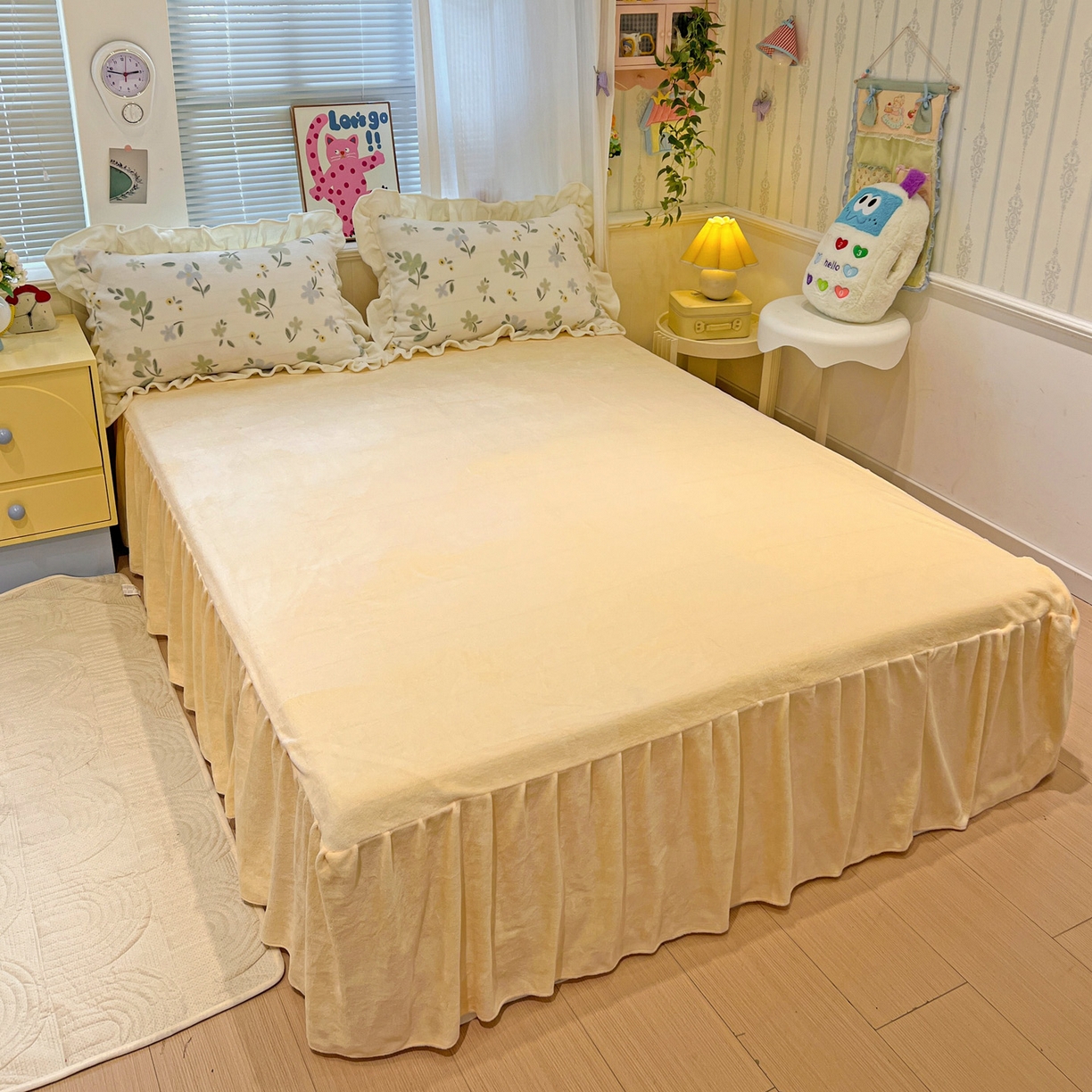 91家纺网 家纺一手货源 找家纺 麦朵家居 2025花边款雕花绒立体印花牛奶绒高克重宝宝绒床裙款四件套牛奶绒床笠兔绒三件套 物语-黄