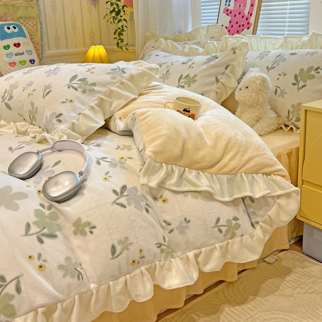 91家纺网 家纺一手货源 找家纺 麦朵家居 2025花边款雕花绒立体印花牛奶绒高克重宝宝绒床裙款四件套牛奶绒床笠兔绒三件套 物语-黄