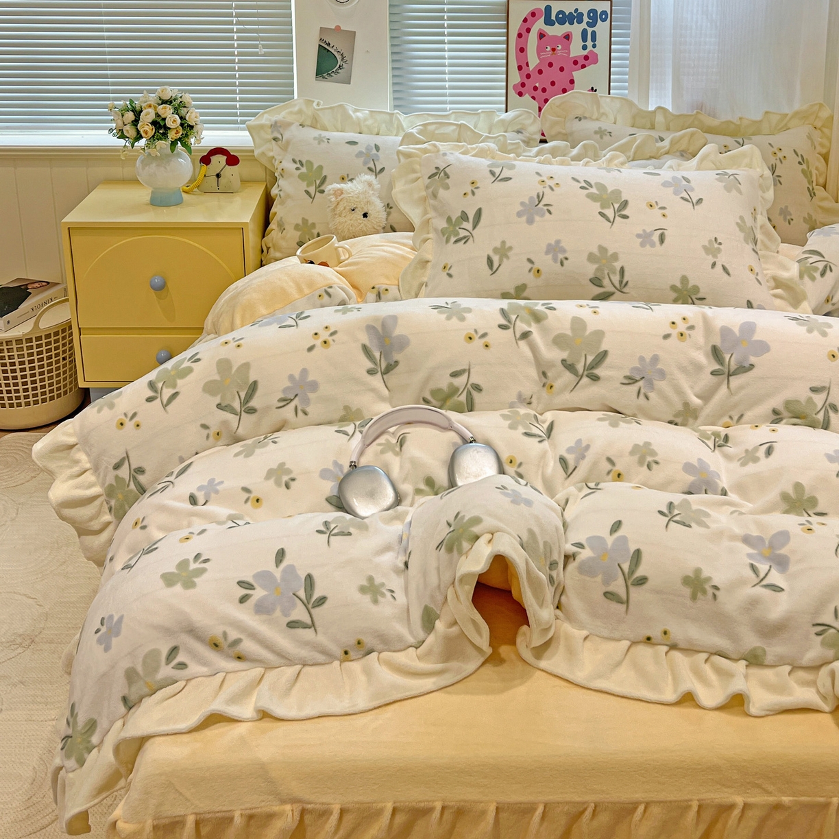 91家纺网 家纺一手货源 找家纺 麦朵家居 2025花边款雕花绒立体印花牛奶绒高克重宝宝绒床裙款四件套牛奶绒床笠兔绒三件套 物语-黄