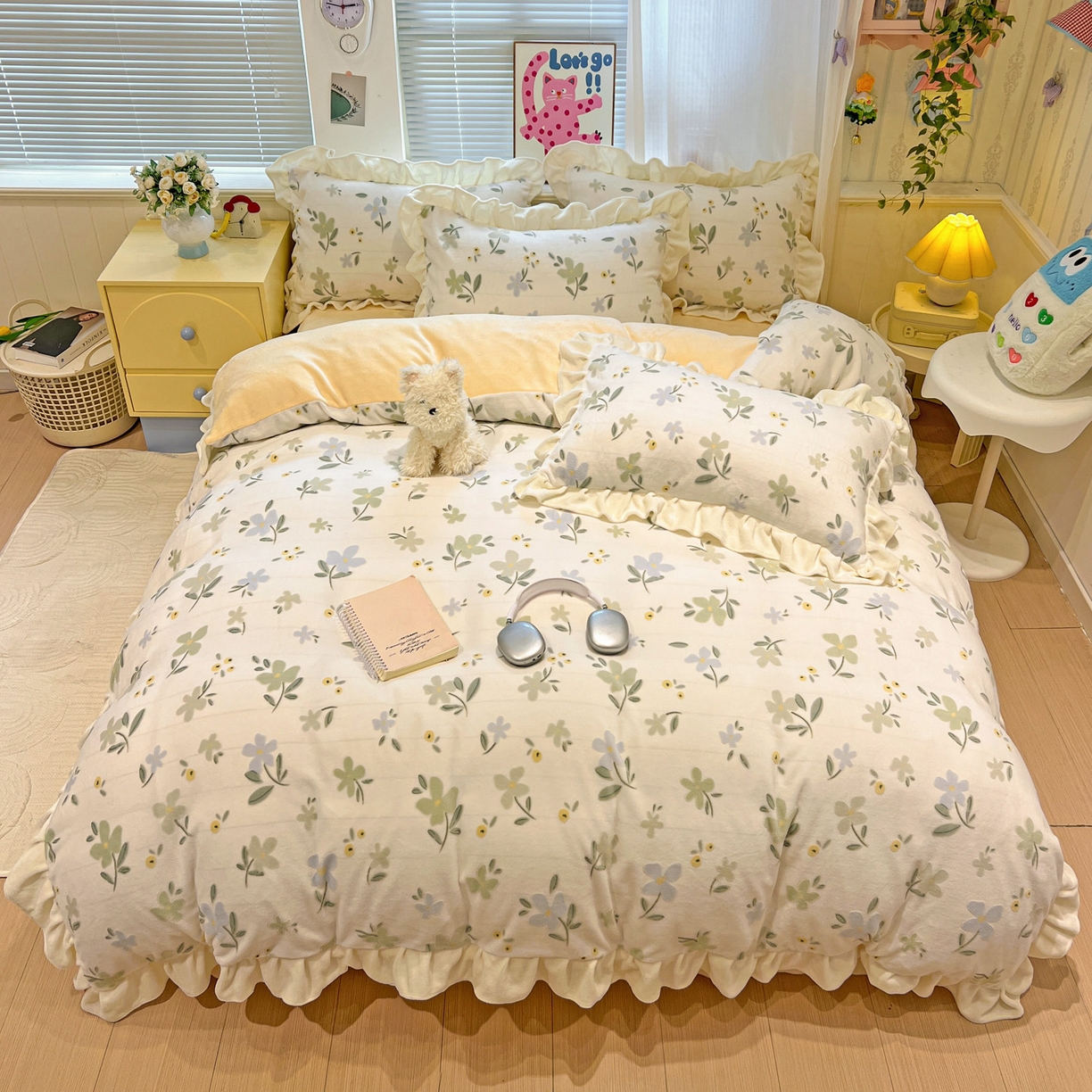 91家纺网 家纺一手货源 找家纺 麦朵家居 2025花边款雕花绒立体印花牛奶绒高克重宝宝绒床裙款四件套牛奶绒床笠兔绒三件套 物语-黄